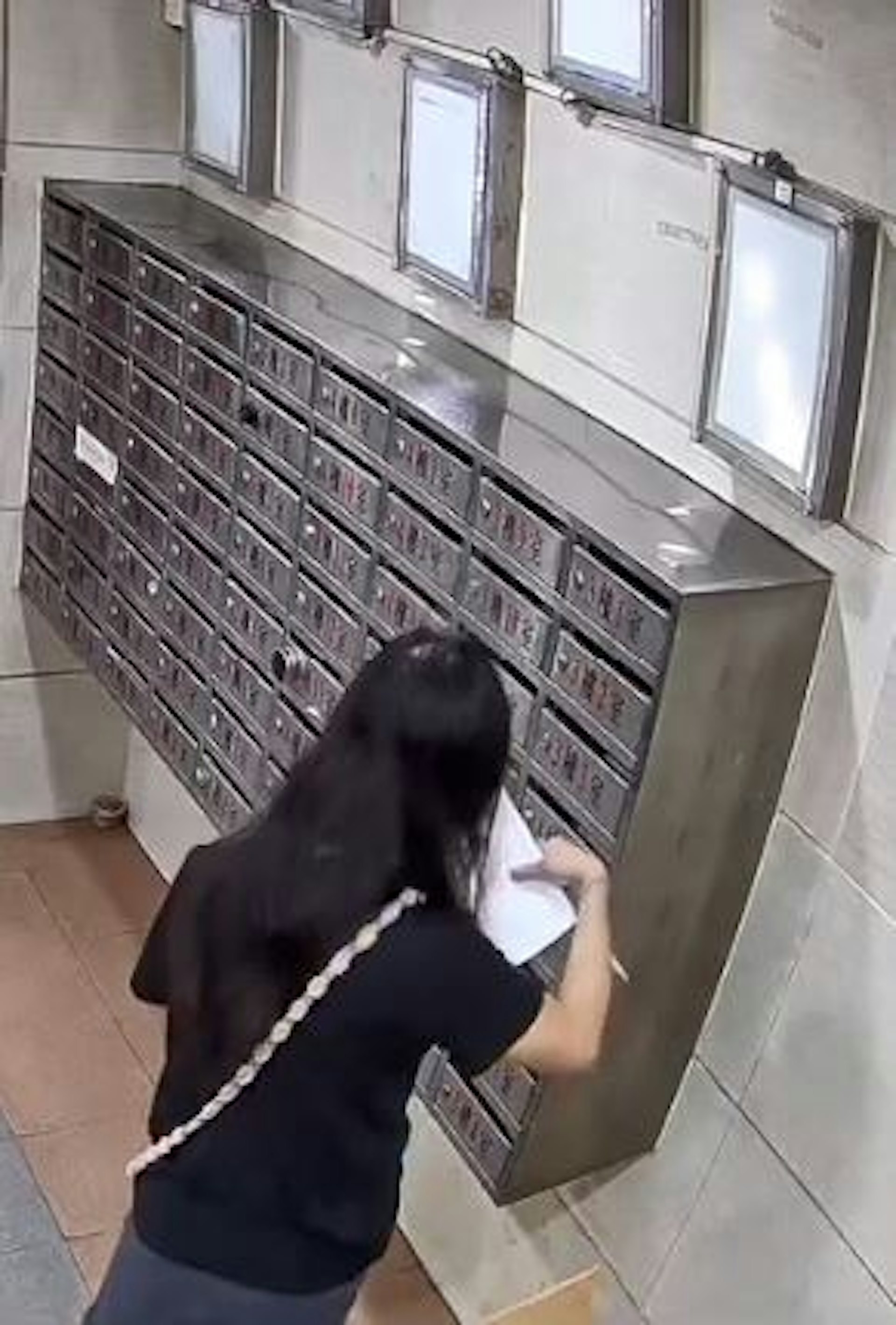 女子用筷子夾出信件。(Threads:soule.doro 影片截圖) 女子用筷子夾出信件。(Threads:soule.doro 影片截圖)