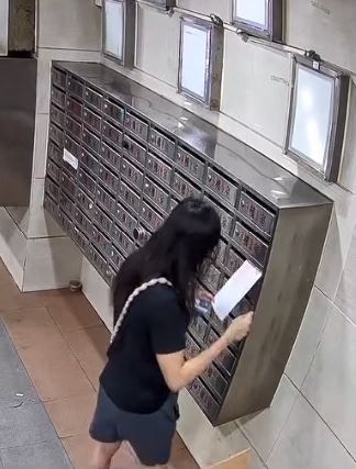女子用筷子夾出信件。（Threads：soule.doro 影片截圖）