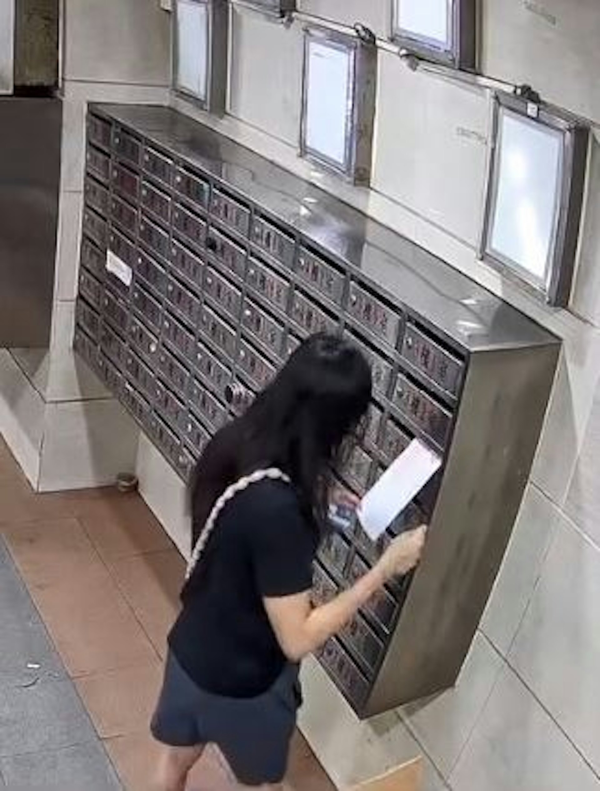 女子用筷子夾出信件。(Threads:soule.doro 影片截圖) 女子用筷子夾出信件。(Threads:soule.doro 影片截圖)