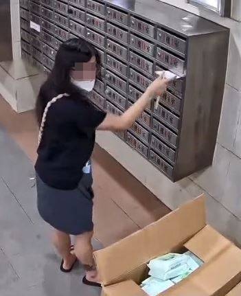女子用筷子夾出信件，檢視後又放回信箱。（Threads：soule.doro 影片截圖）