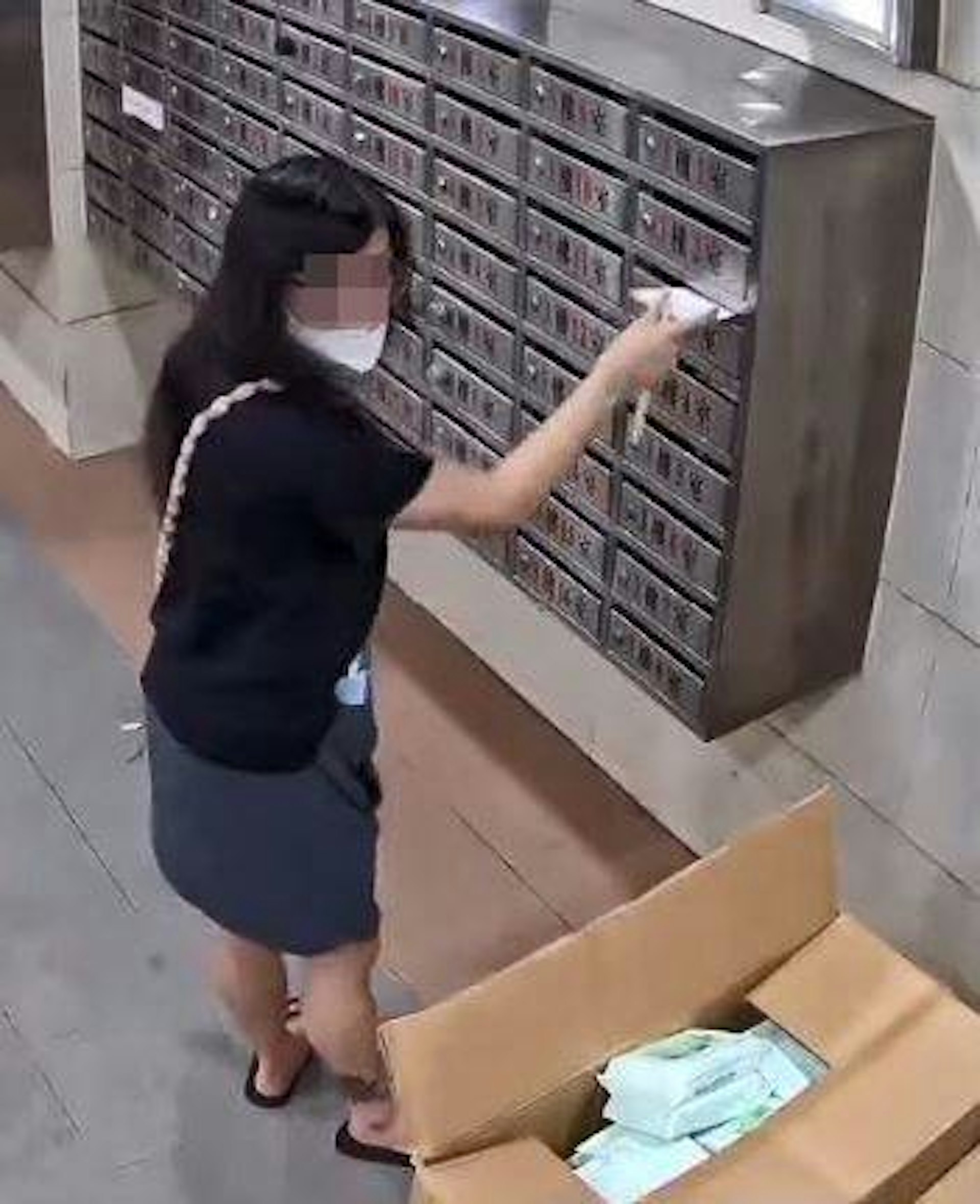 女子用筷子夾出信件,檢視後又放回信箱。(Threads:soule.doro 影片截圖) 女子用筷子夾出信件,檢視後又放回信箱。(Threads:soule.doro 影片截圖)
