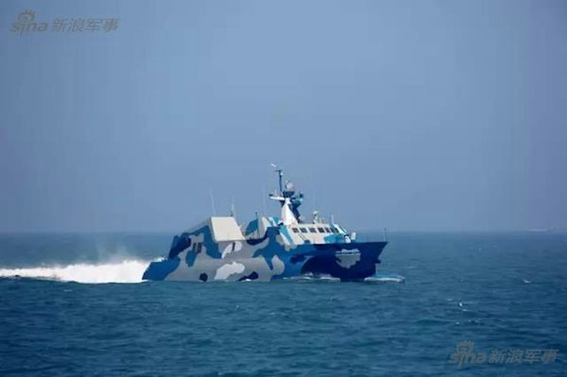 改裝前的022型導彈艇,最多可裝備8枚鷹擊-83反艦導彈。(新浪軍事)