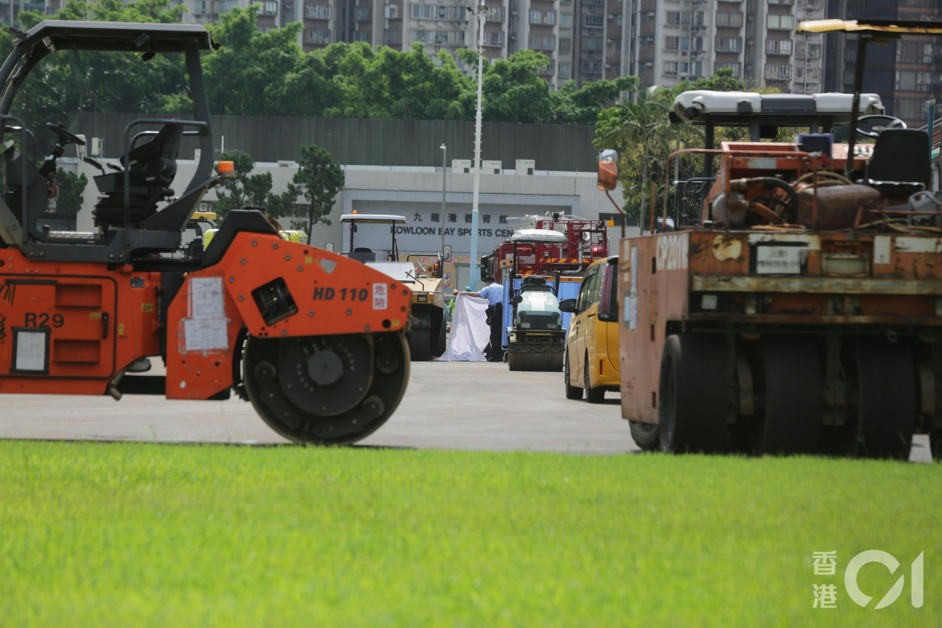 人員及後將死者移出車底。(黃偉民攝) 人員及後將死者移出車底。(黃偉民攝)