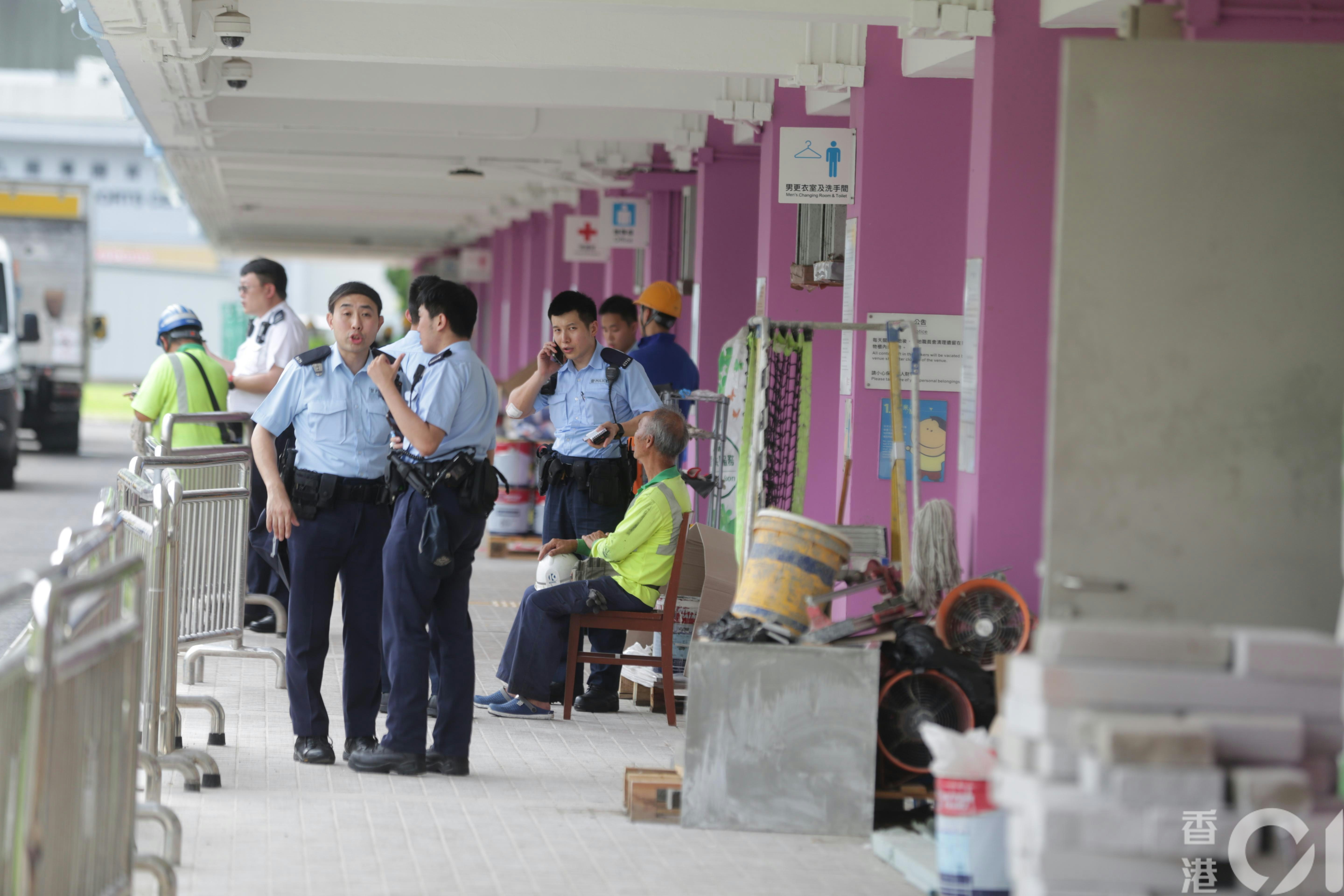 道路工程車操作員在場接受調查。（黃偉民攝）