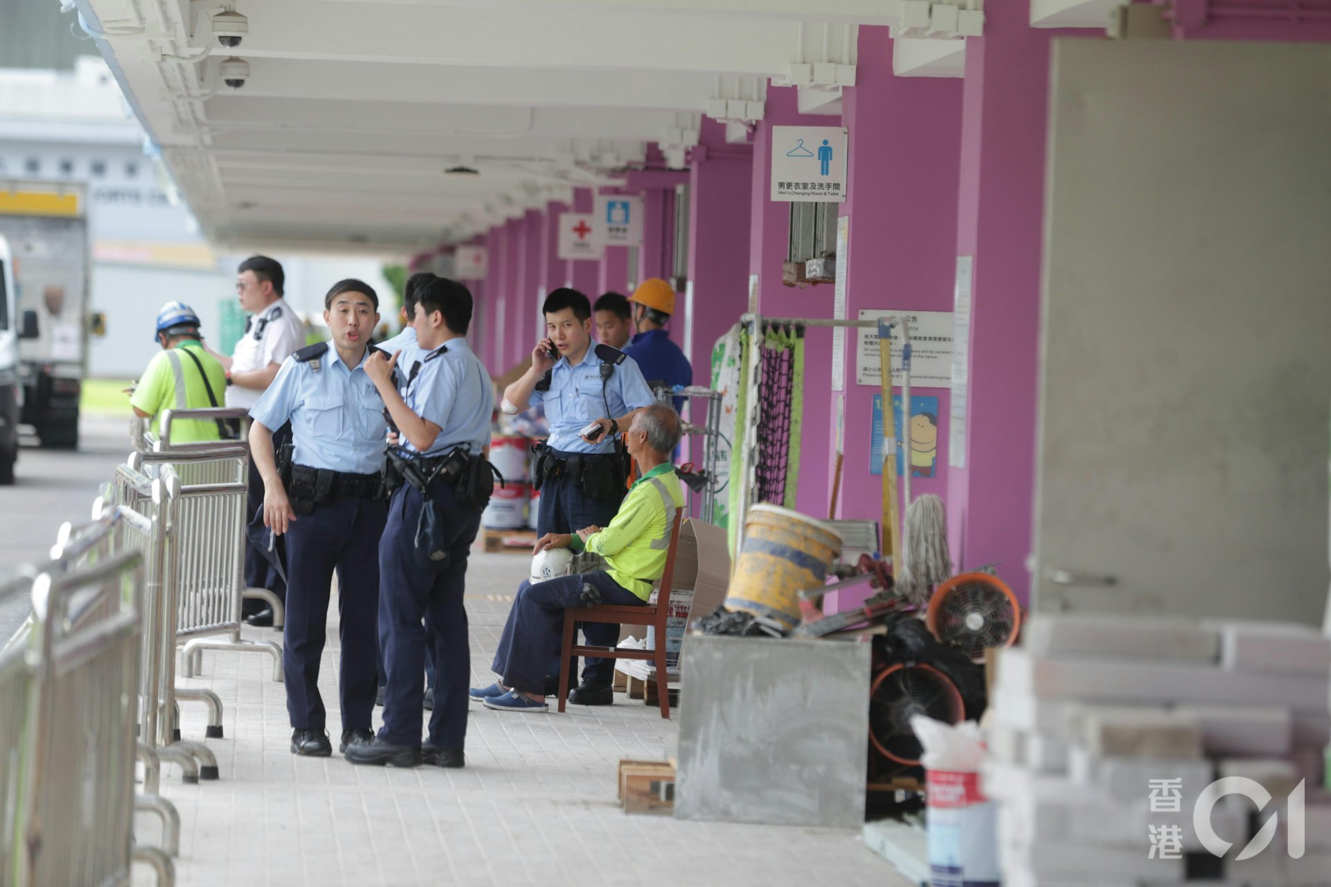 道路工程車操作員在場接受調查。(黃偉民攝) 道路工程車操作員在場接受調查。(黃偉民攝)