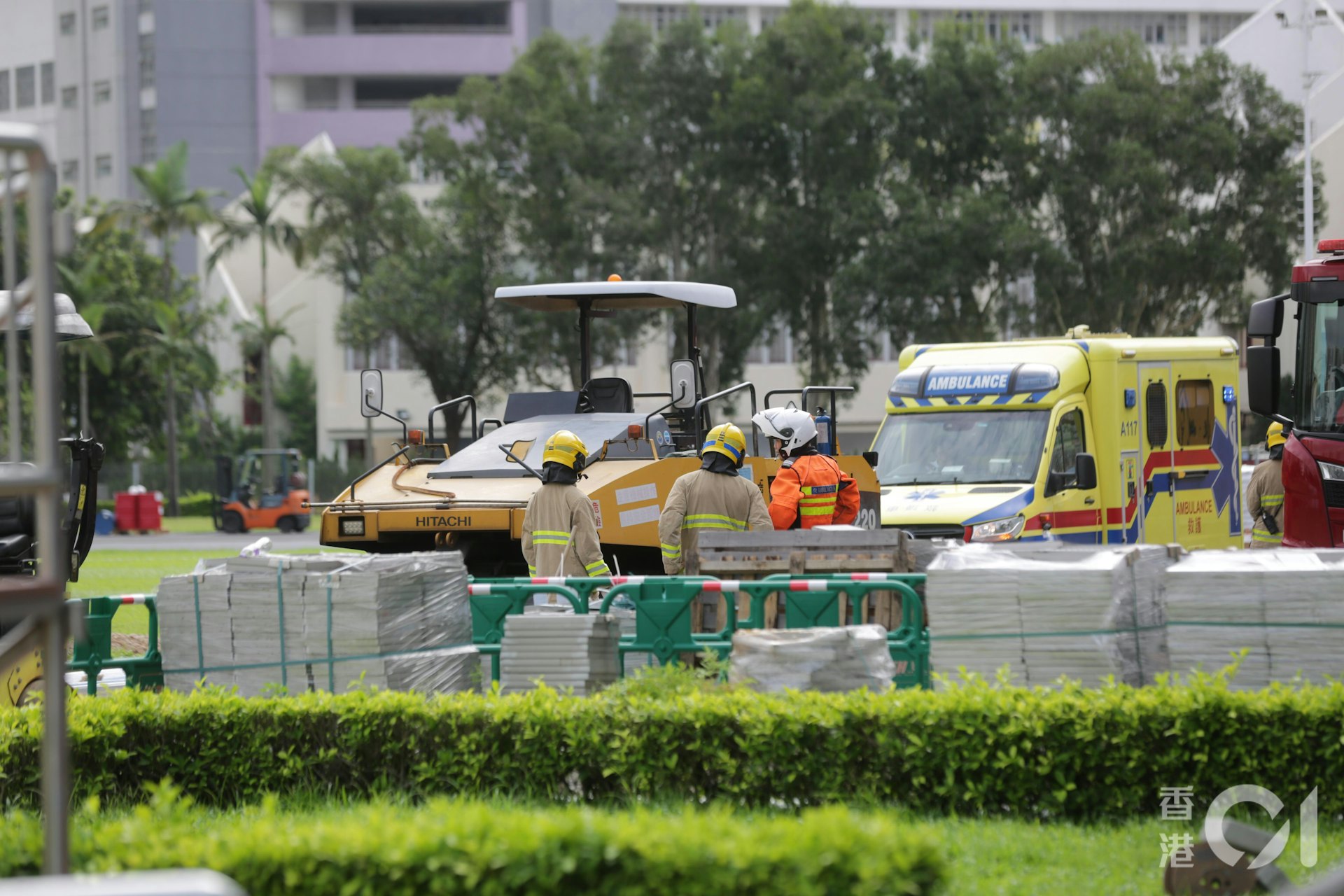 九龍灣運動場跑步徑位置,一名男工被一部道路工程車輾過。(黃偉民攝) 九龍灣運動場跑步徑位置,一名男工被一部道路工程車輾過。(黃偉民攝)