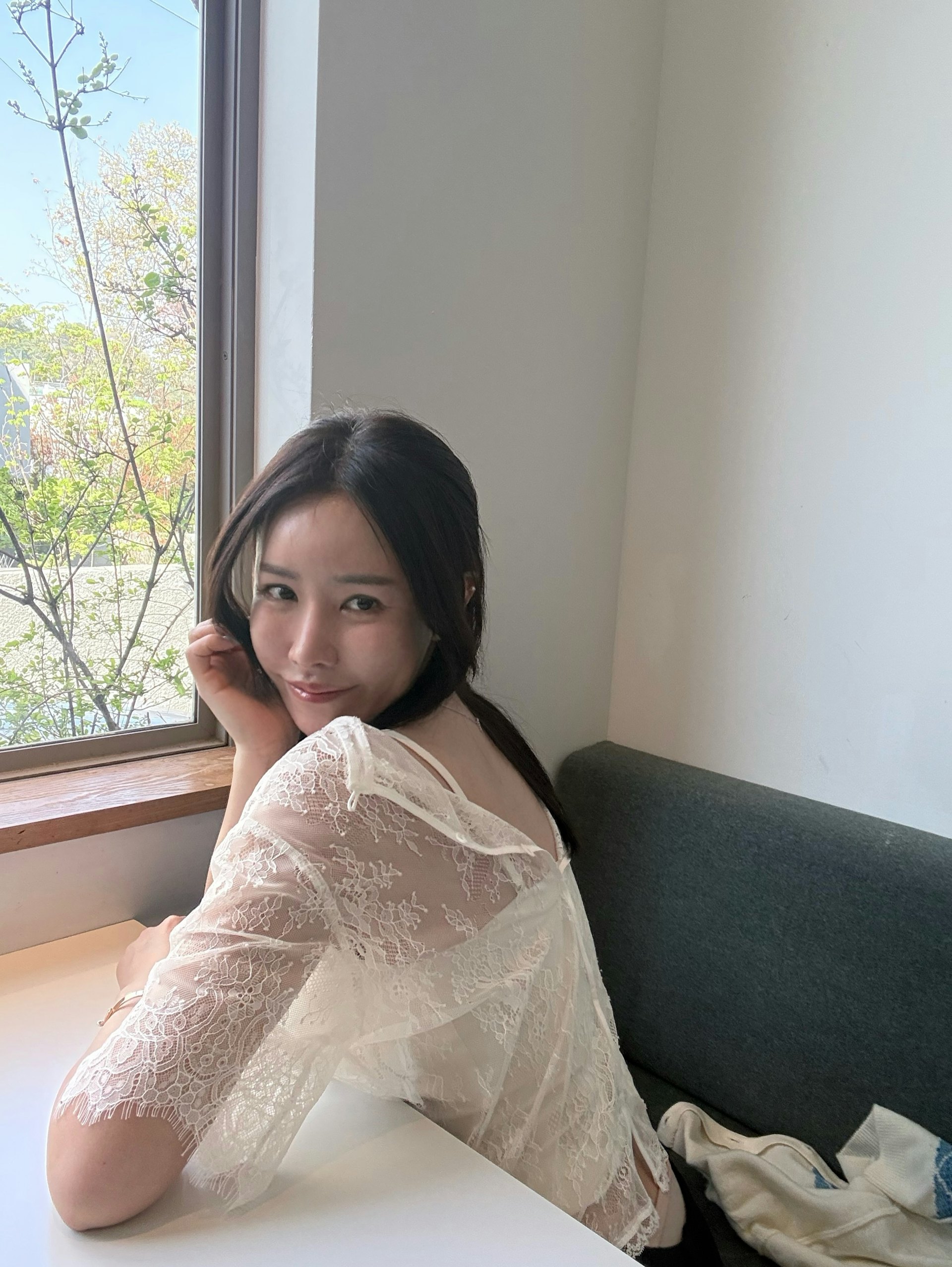 李珠熙(이주희)早年靠著社群平台累積高人氣,被譽為韓國「第一代網紅」,之後創立時尚品牌,從網路人氣人物成功轉型為品牌經營者。(IG@aav_chloelee)