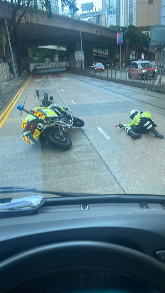 跑馬地黃泥涌道近厚德裡，一輛鐵馬疑失事自炒，交通警受傷倒地。（香港人香港地交通資訊群/Denise Wong圖片）