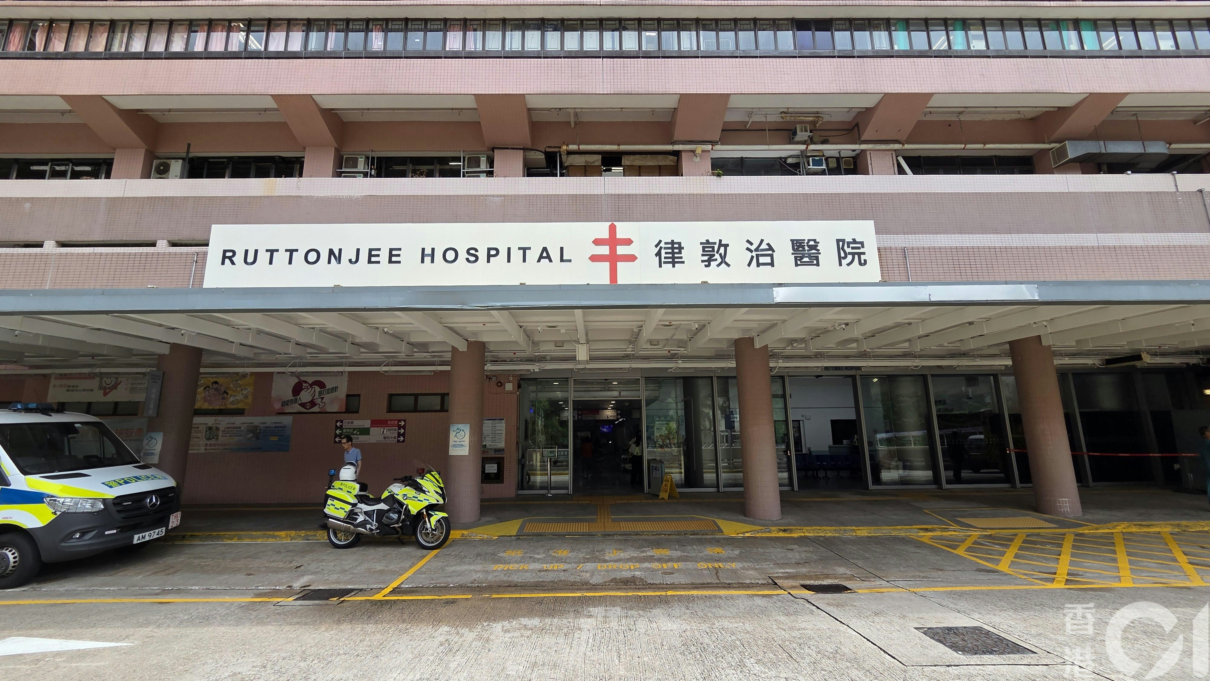 警員手腳擦傷送院治理。（黃偉民攝）