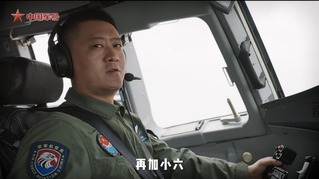 片中飛行員對話「再加小六」引發六代機聯想。（圖／翻攝中國軍號）