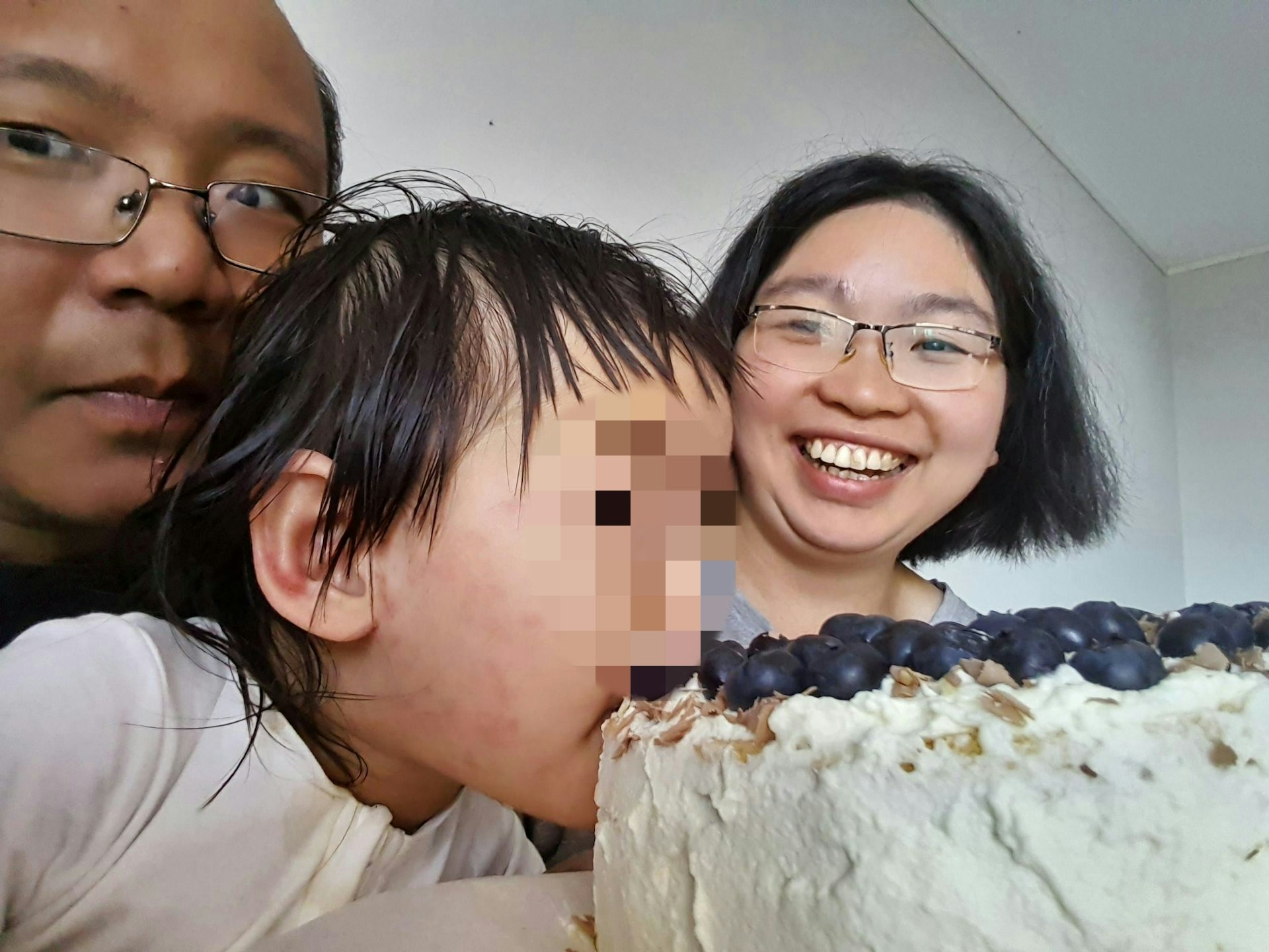 Lily与父母在瑞典的生活照。