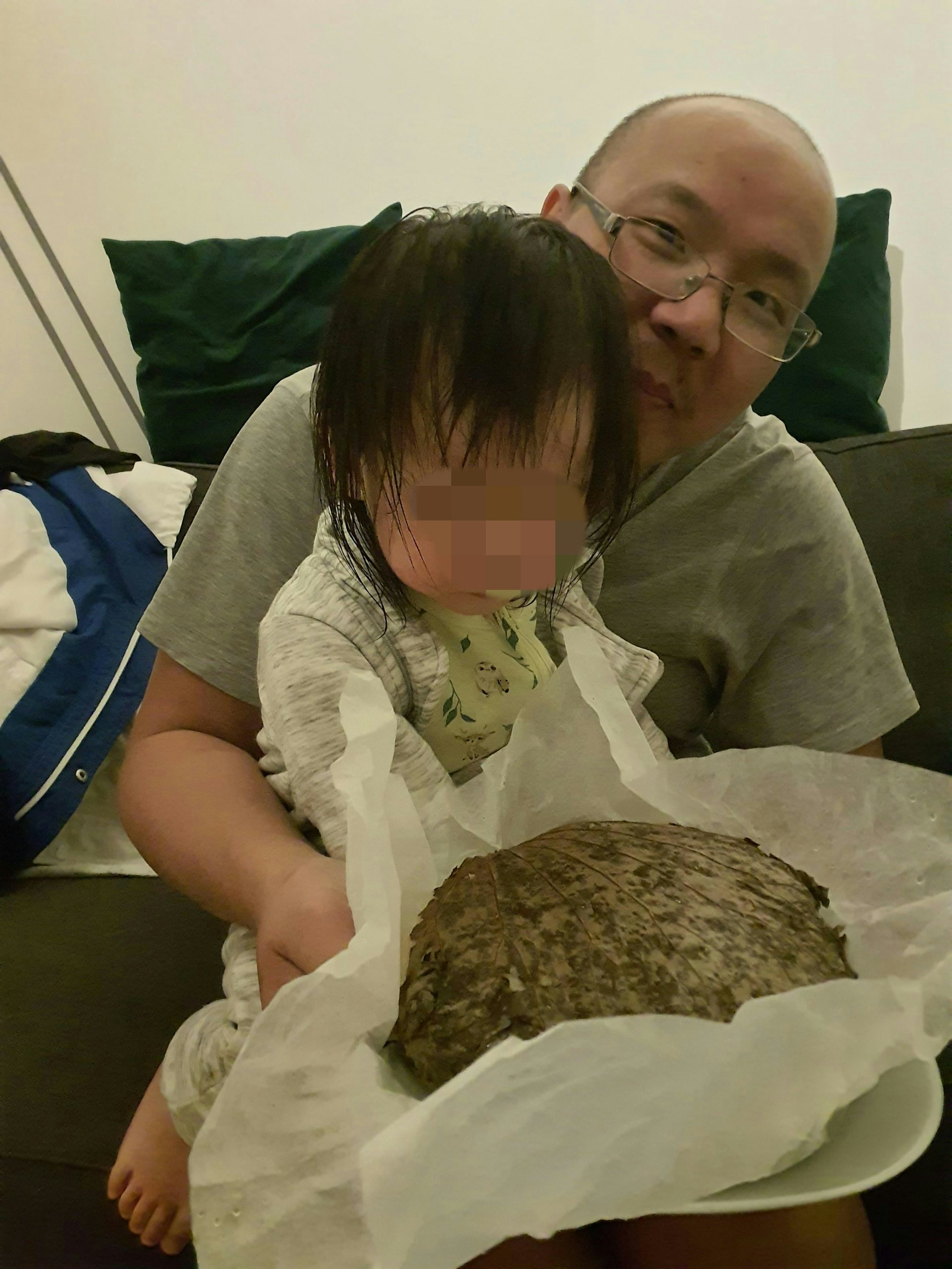 Lily与父母在瑞典的生活照。