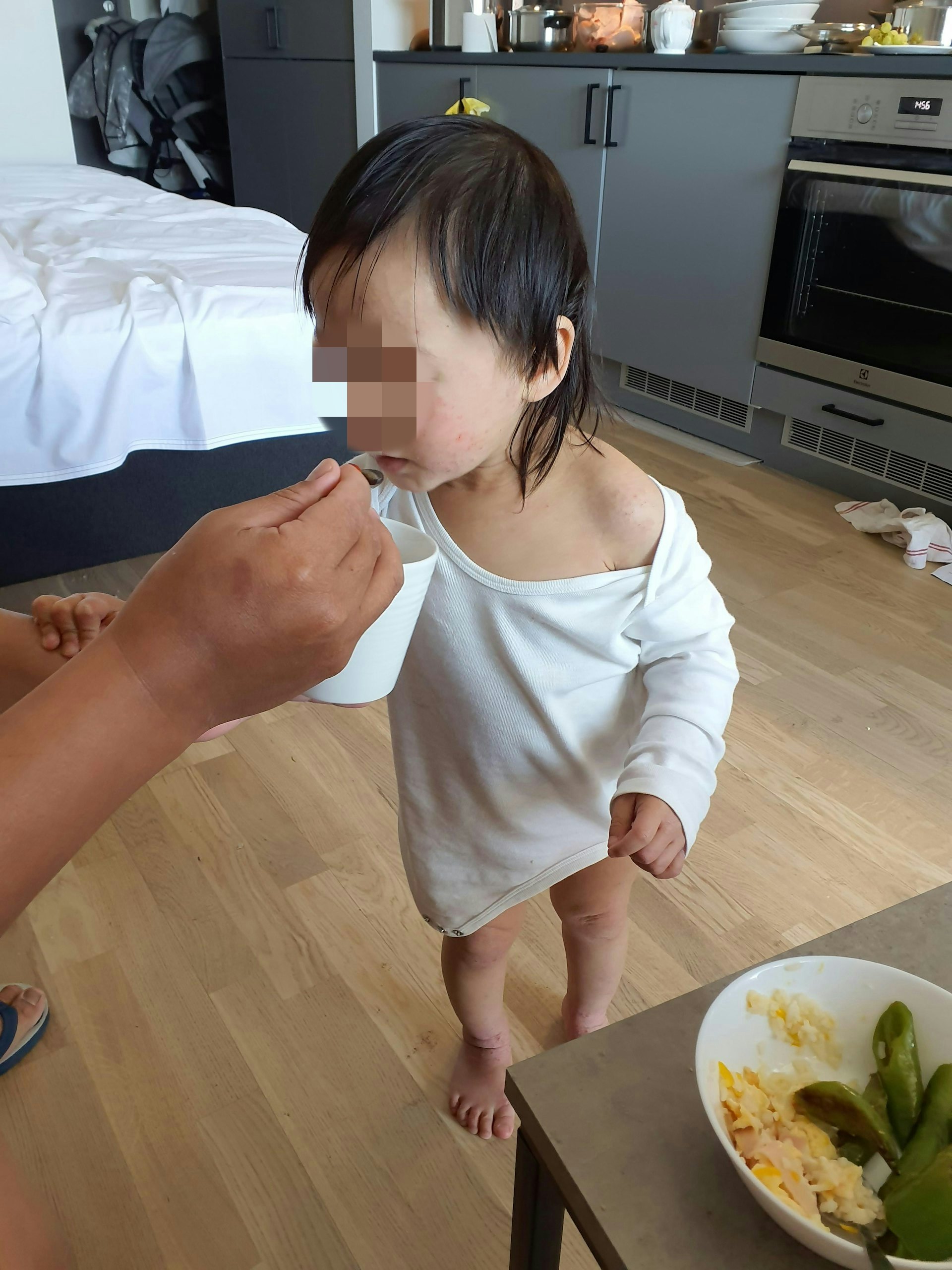 Lily与父母在瑞典的生活照。