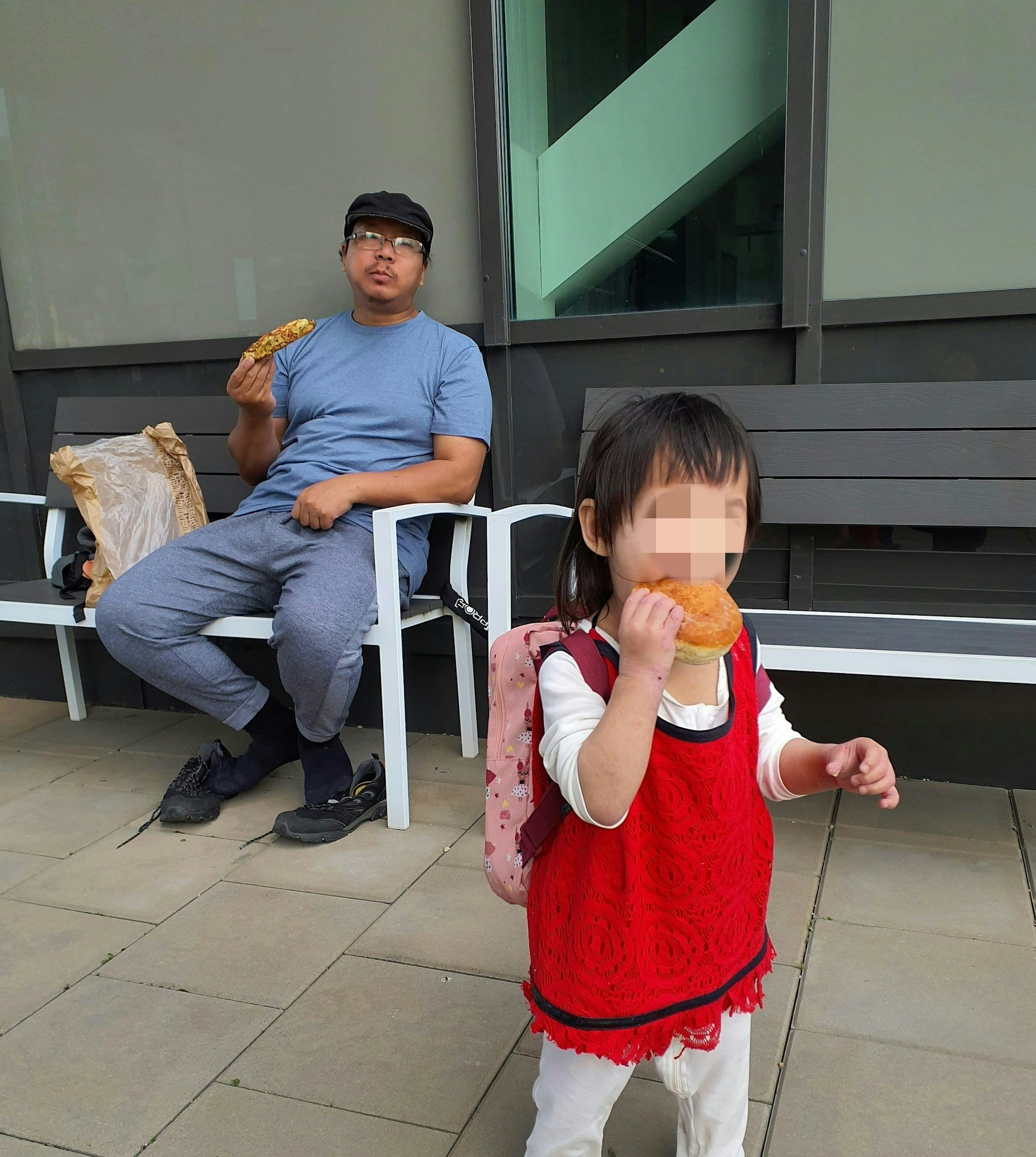 Lily与父母在瑞典的生活照。
