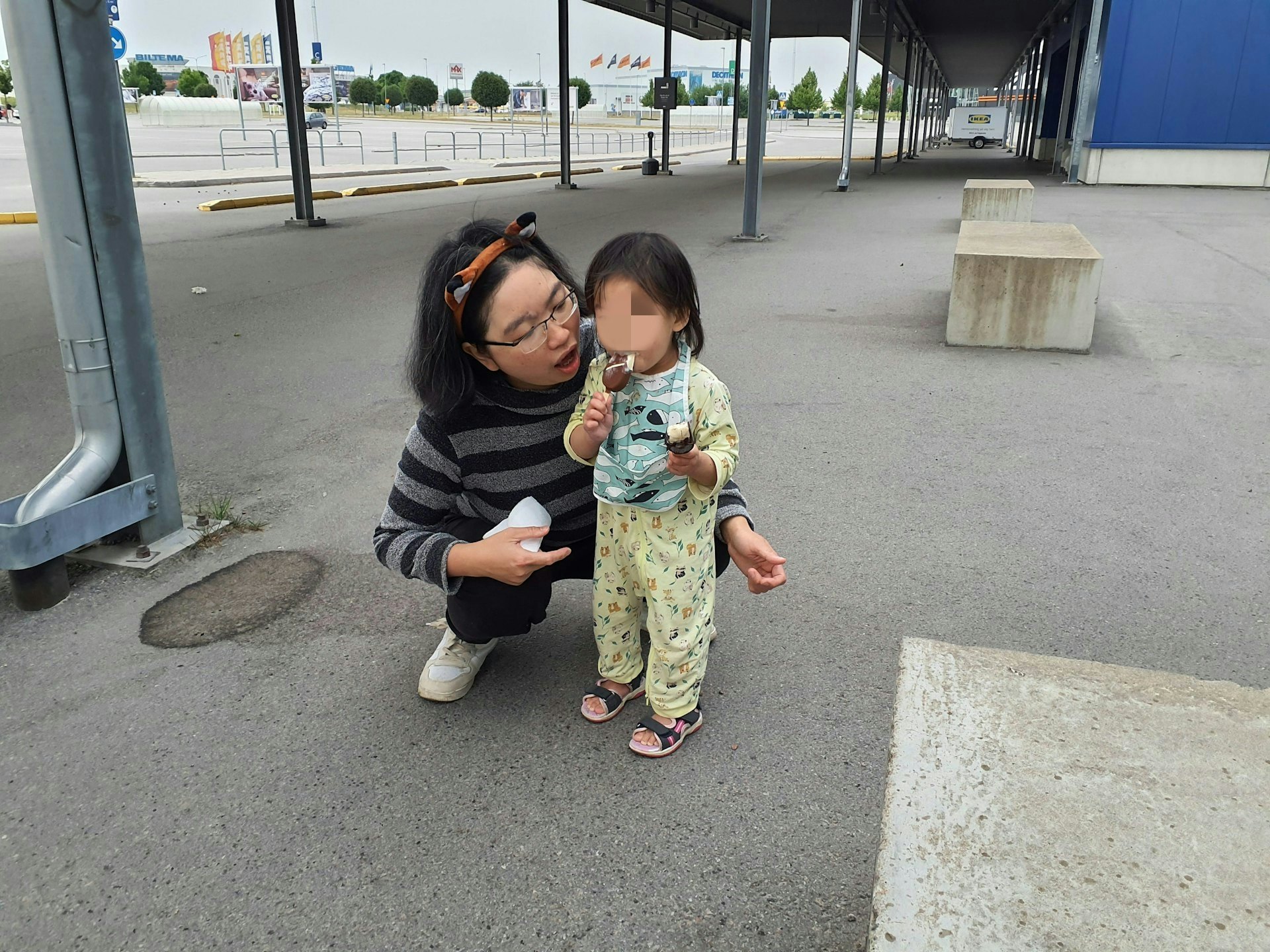 Lily与父母在瑞典的生活照。
