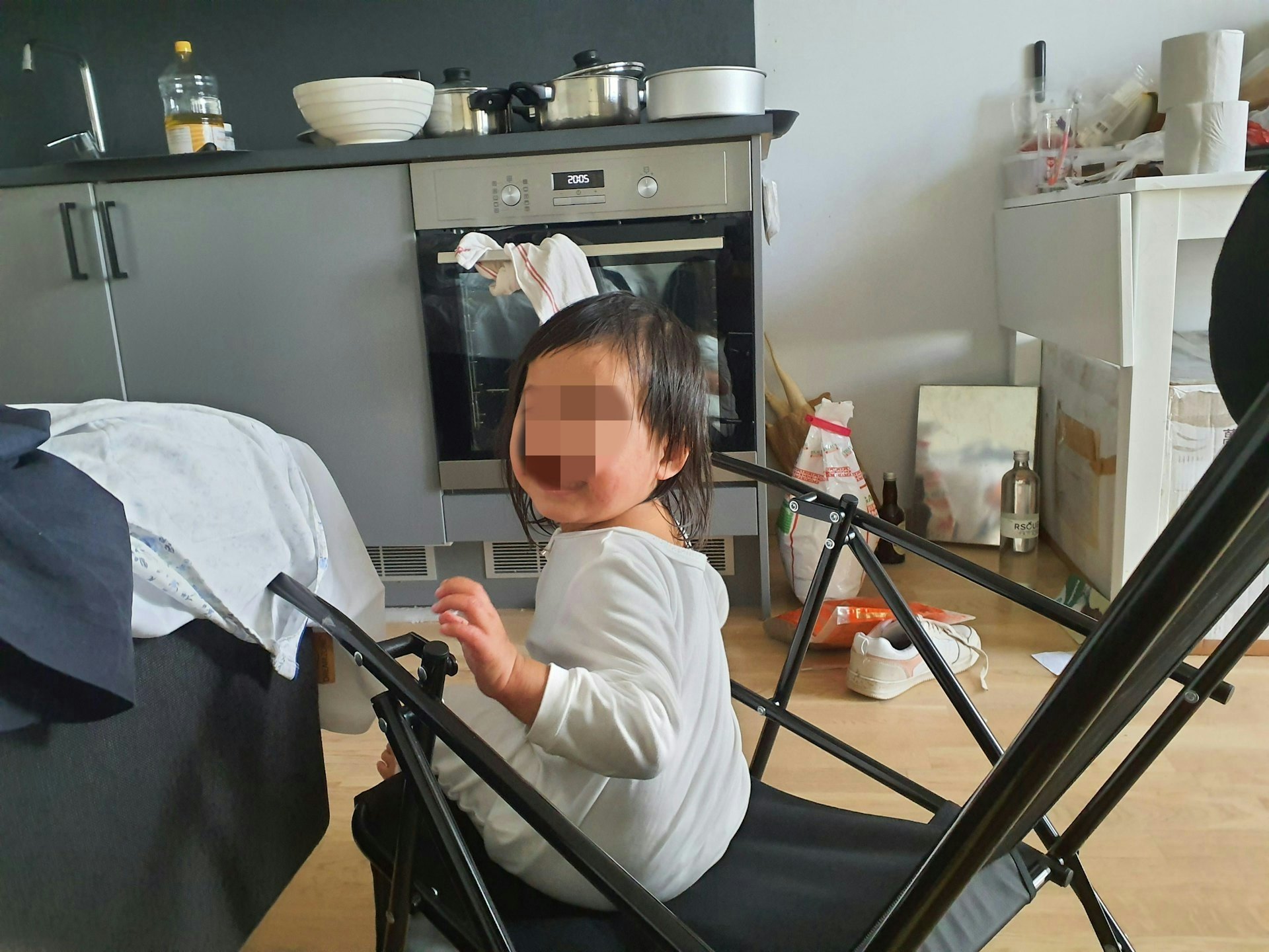 Lily与父母在瑞典的生活照。