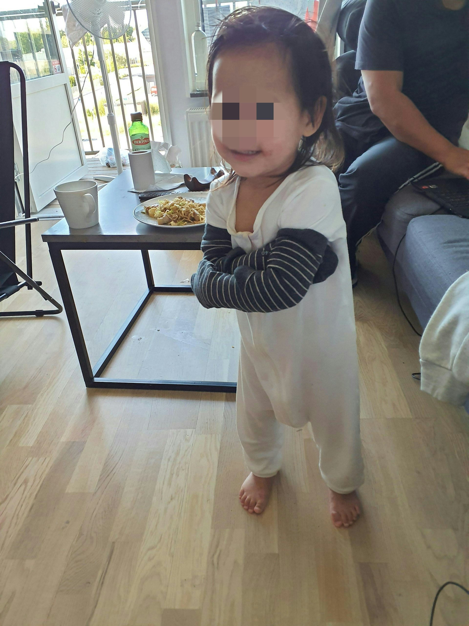 Lily与父母在瑞典的生活照。