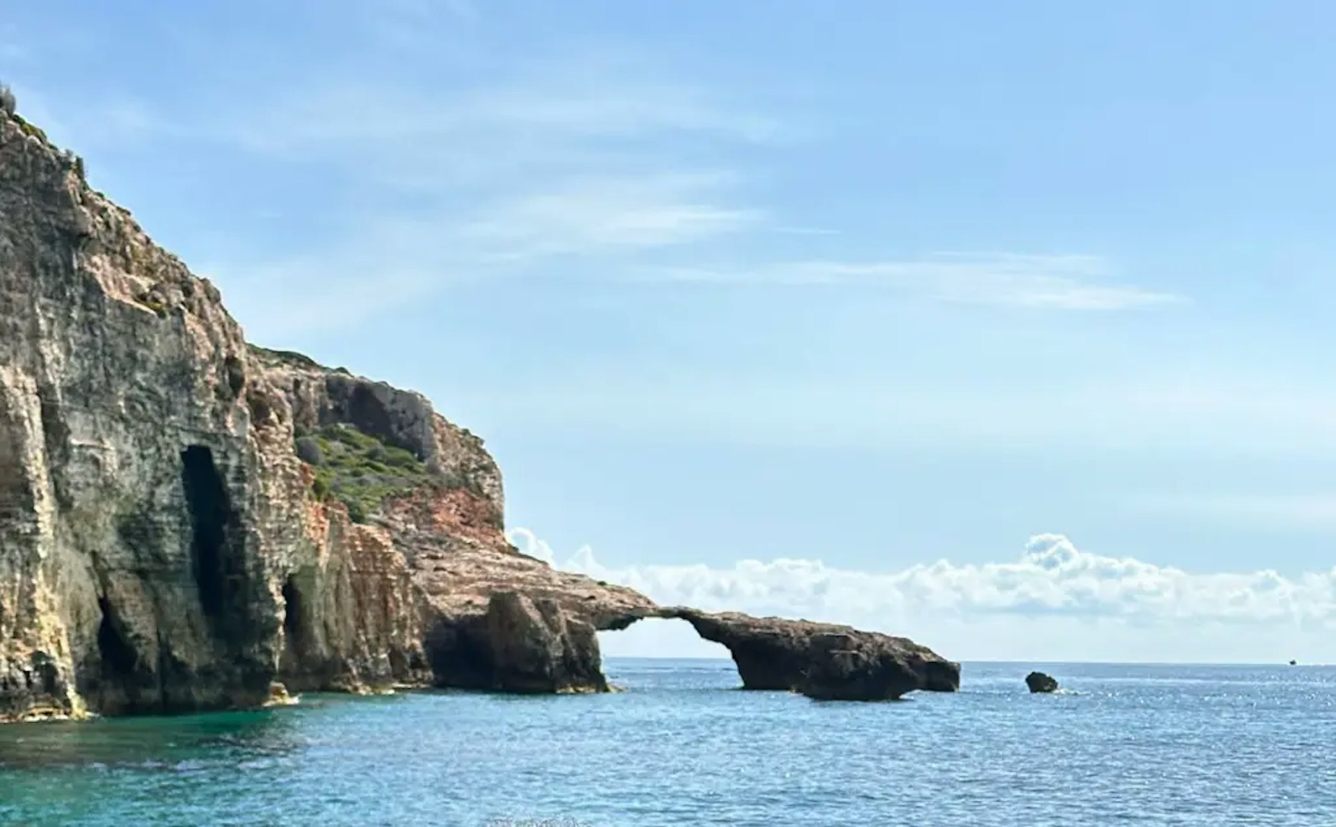 马耳他著名天然岩石拱门「亲吻象」。 (Outdoor Explorers Malta Boat Trips)
