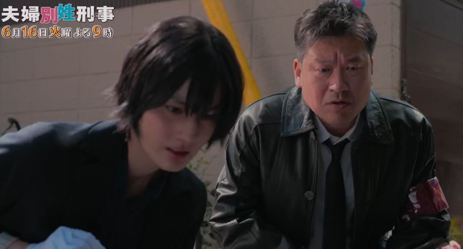 佐藤二朗（右）最近跟新生代女星橋本愛演出日劇《夫婦別姓刑警》。（《夫婦別姓刑警》劇照）