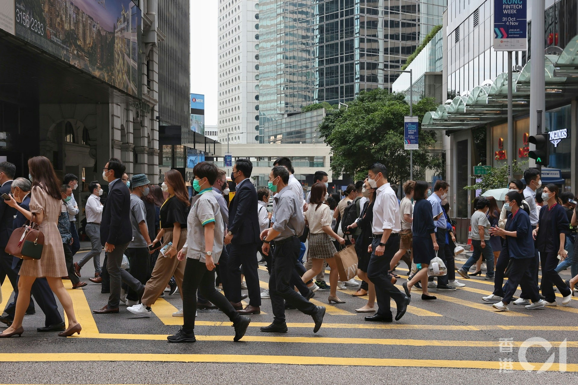 本港年中人口751.8萬人 按年增1.9萬 人才外勞抵銷人口自然減少
