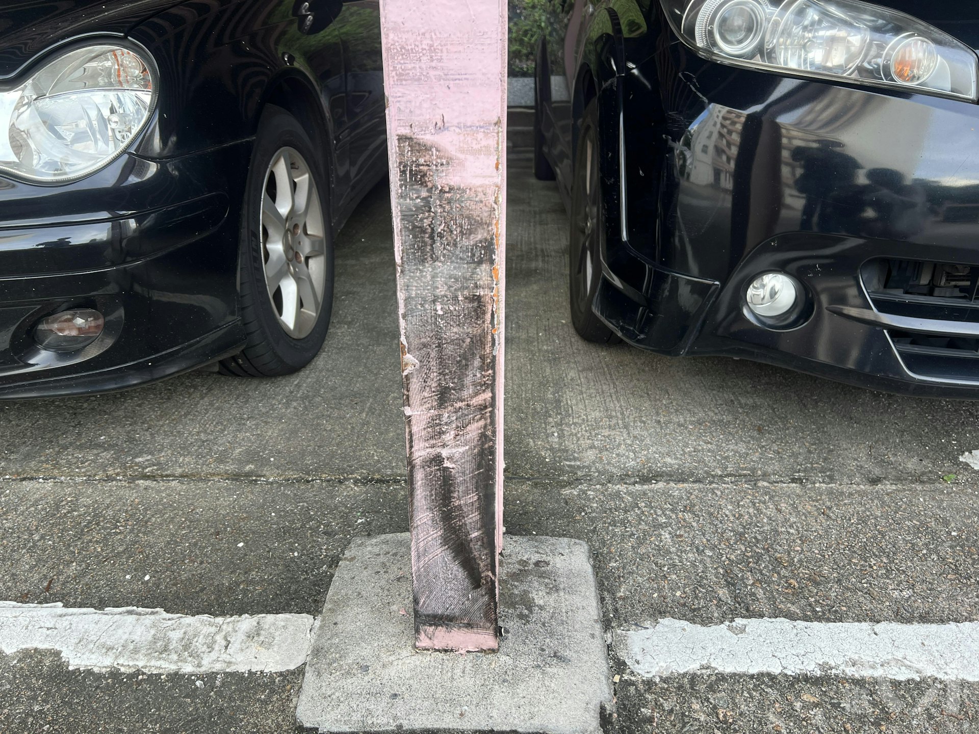 立法会议员、中文大学工程学院副院长(外务)黄锦辉涉嫌在6月29日晩上10时许醉驾被捕。7月1日下午在事发的校内宿舍第十一苑所见,停车场有柱疑被弄污。