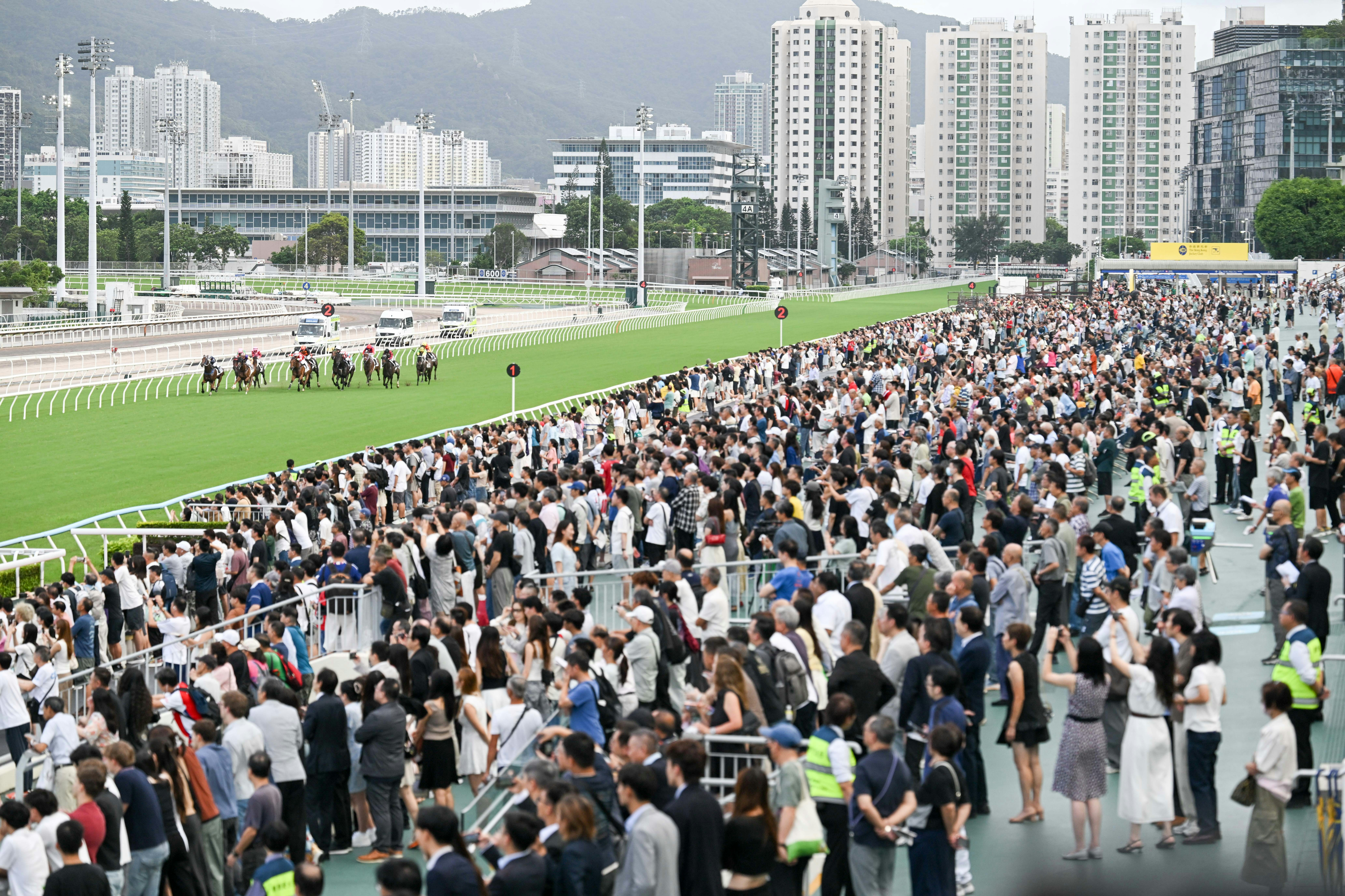 [文化共融與科技溫度] 回歸賽馬日近9300名遊客創新高，澳洲客讚香港馬場地大，讓我看見數據背後人與人跨越國界的真實歡笑