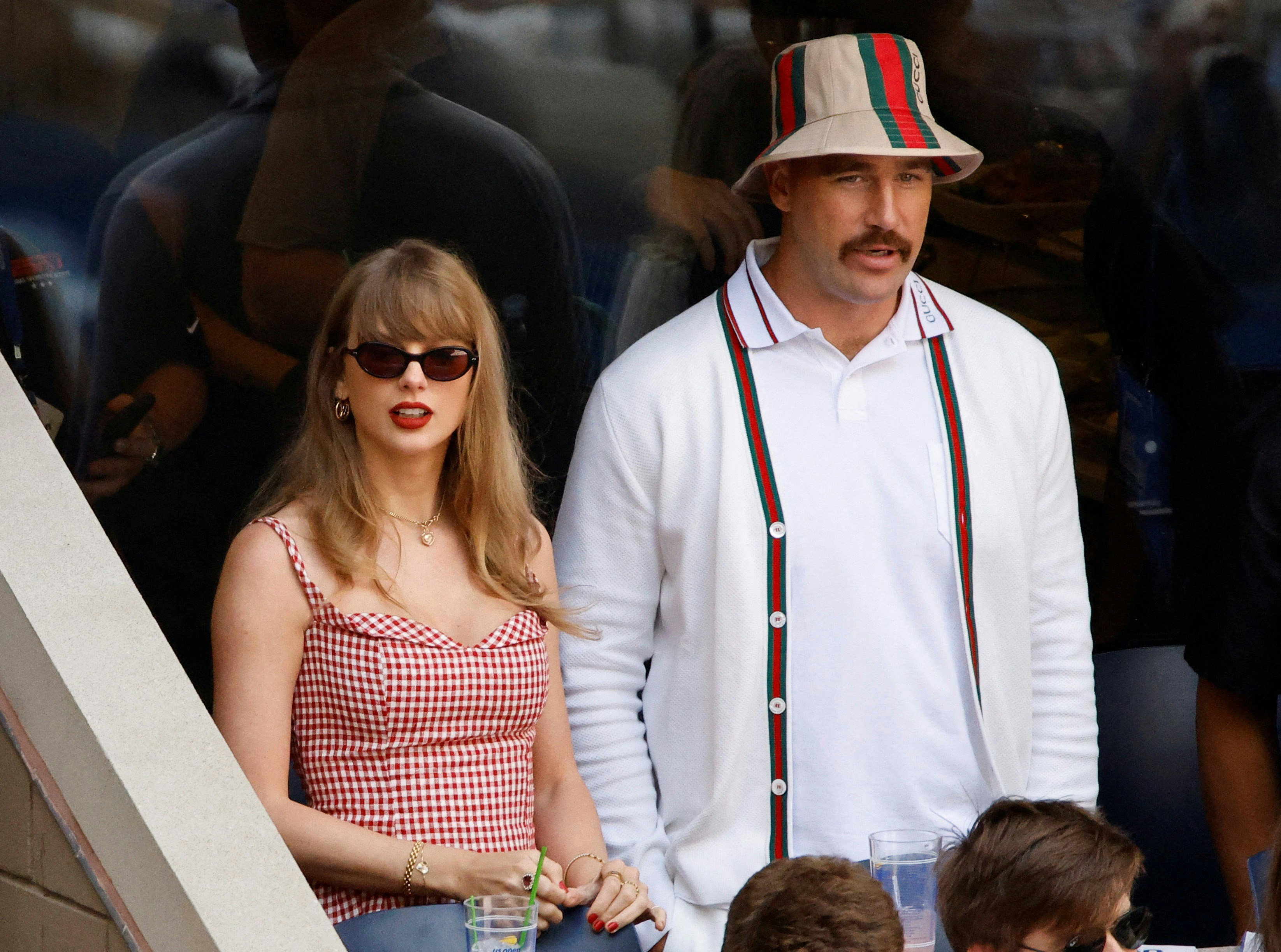 2024年9月8日,美国纽约,流行歌手Taylor Swift(左)与美式足球员Travis Kelce (右)观看美国网球公开赛的男单决赛。(Reuters)