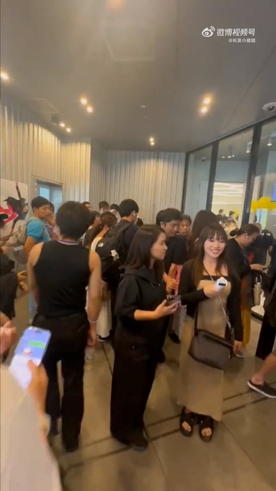日本市民排队等待影石Insta360 Luna ultra开启预售。(微博图片)