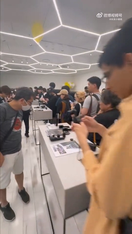 日本市民排队等待影石Insta360 Luna ultra开启预售。(微博图片)