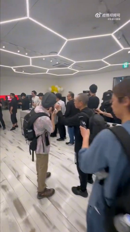 日本市民排队等待影石Insta360 Luna ultra开启预售。(微博图片)