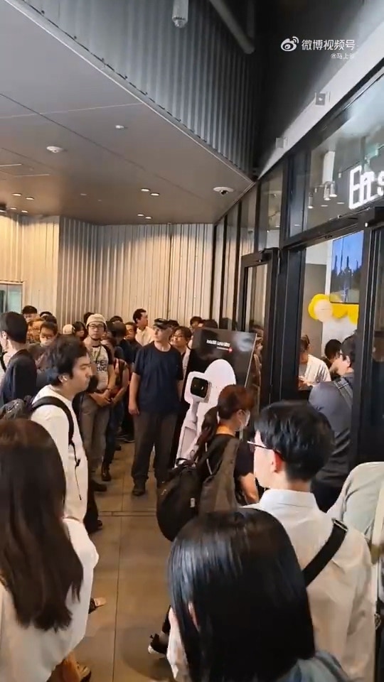 日本市民排队等待影石Insta360 Luna ultra开启预售。(微博图片)