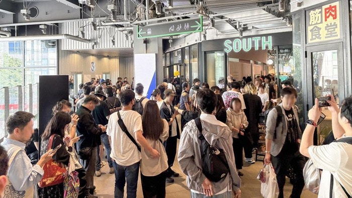 日本市民排队等待影石Insta360 Luna ultra开启预售。(羊城晚报)