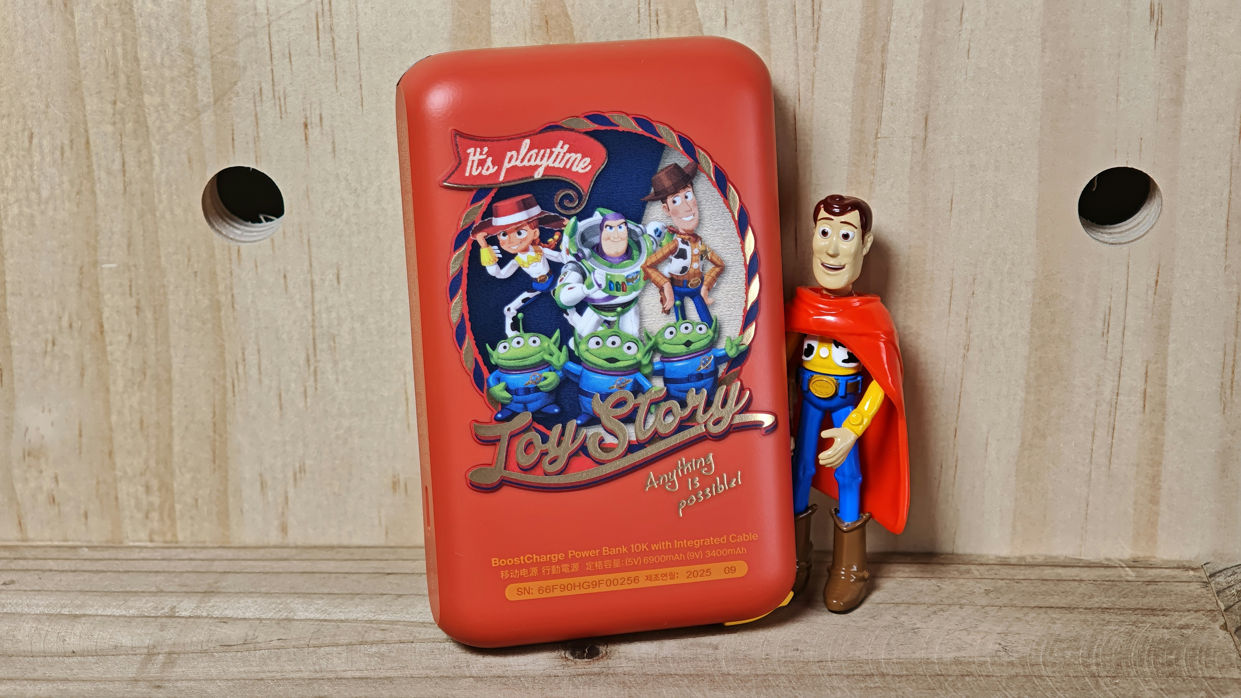 Belkin Woody 牛仔主題自帶線行動電源（定價$249）（圖中其他玩具僅為裝飾品，不包括在套件內。）