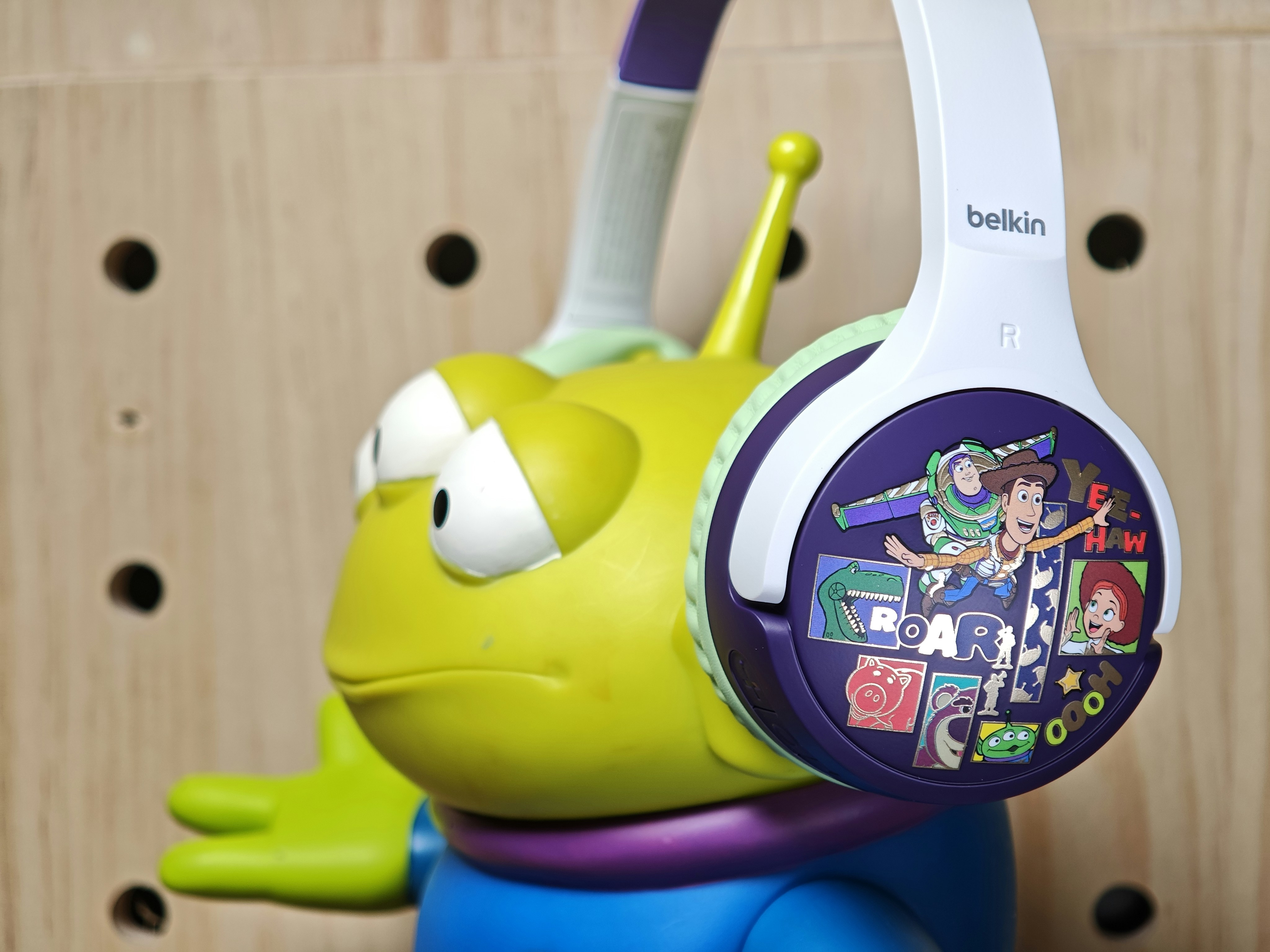 Belkin 反斗奇兵兒童耳機（售價$339） （圖中其他玩具僅為裝飾品，不包括在套件內。）