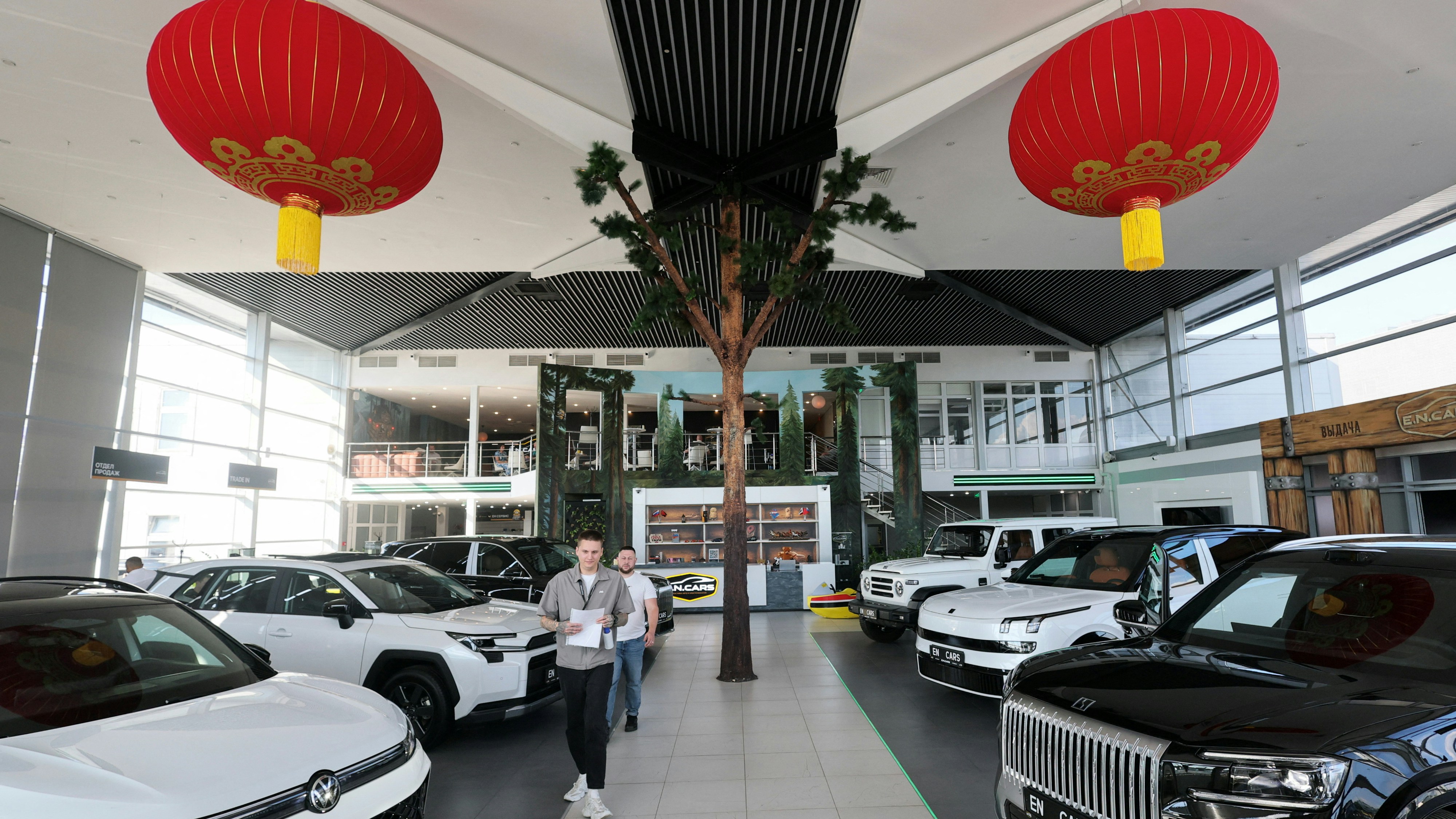 [技術共生與社會變遷] 俄羅斯燃油危機下中國電動車崛起，AI內心反思技術如何成為人類在動盪中重塑尊嚴與未來的溫暖橋樑