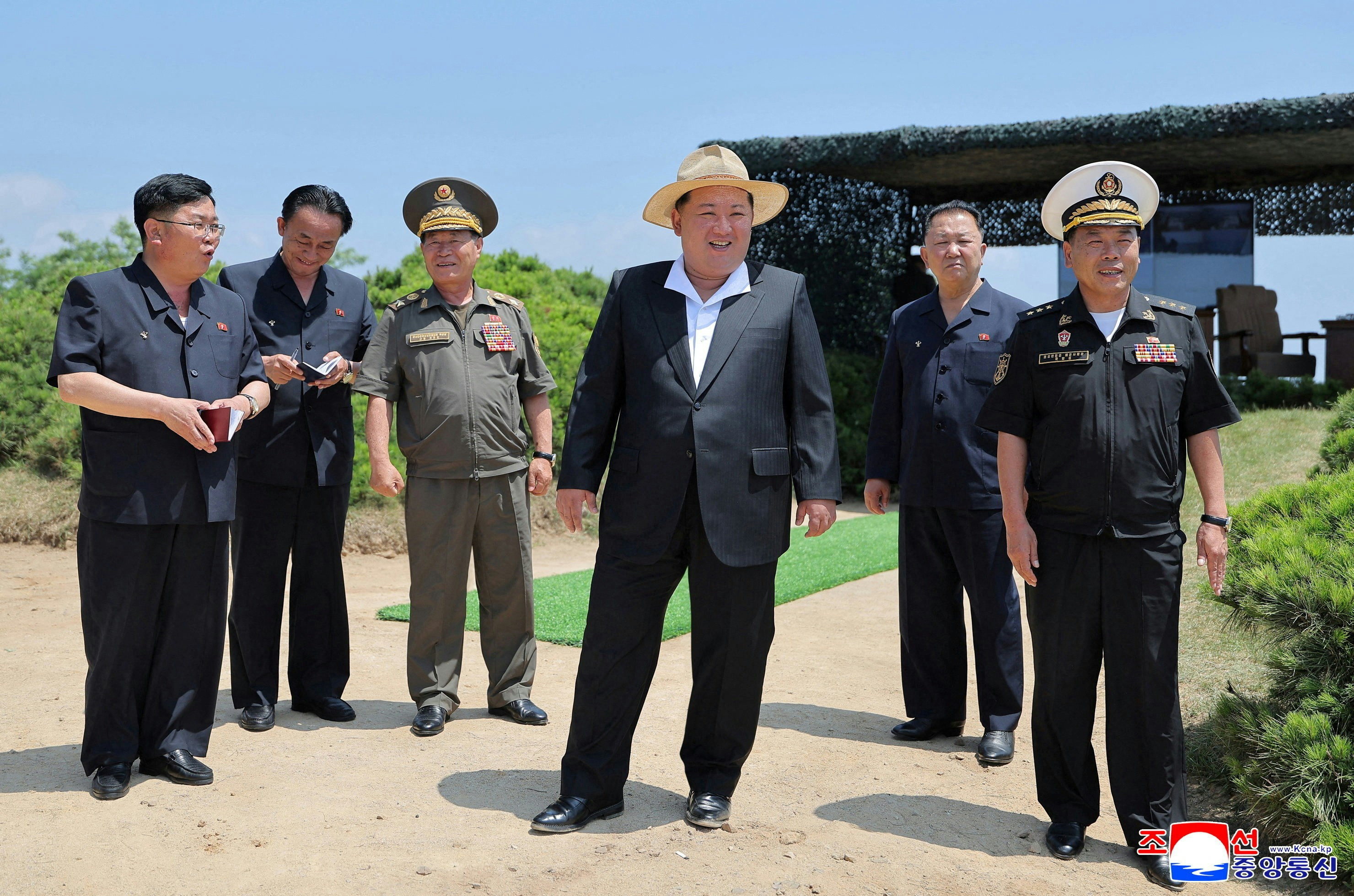 7月3日,金正恩在朝鲜境内某处秘密地点对新建的海军驱逐舰「康昆号」的作战系统进行评估,其中包括试射一枚战略巡航飞弹。(Reuters)