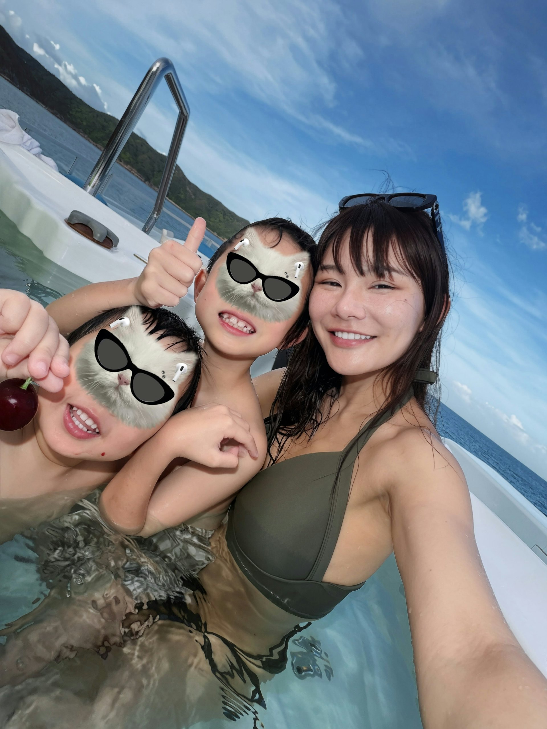 五索與仔女出海玩。