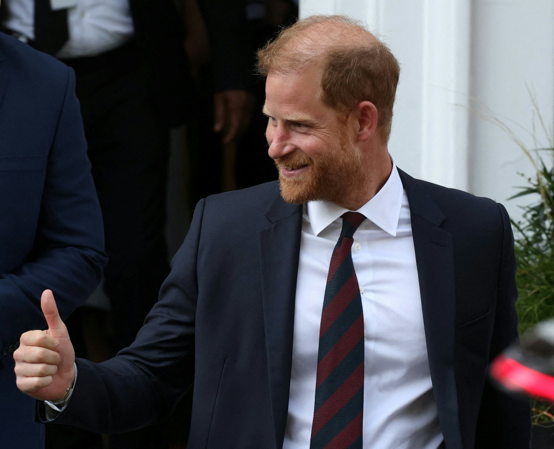 2026年7月7日,英国伦敦,哈里王子(Prince Harry)赴智库查塔姆研究所(Chatham House)出席对谈活动时,举起拇指。