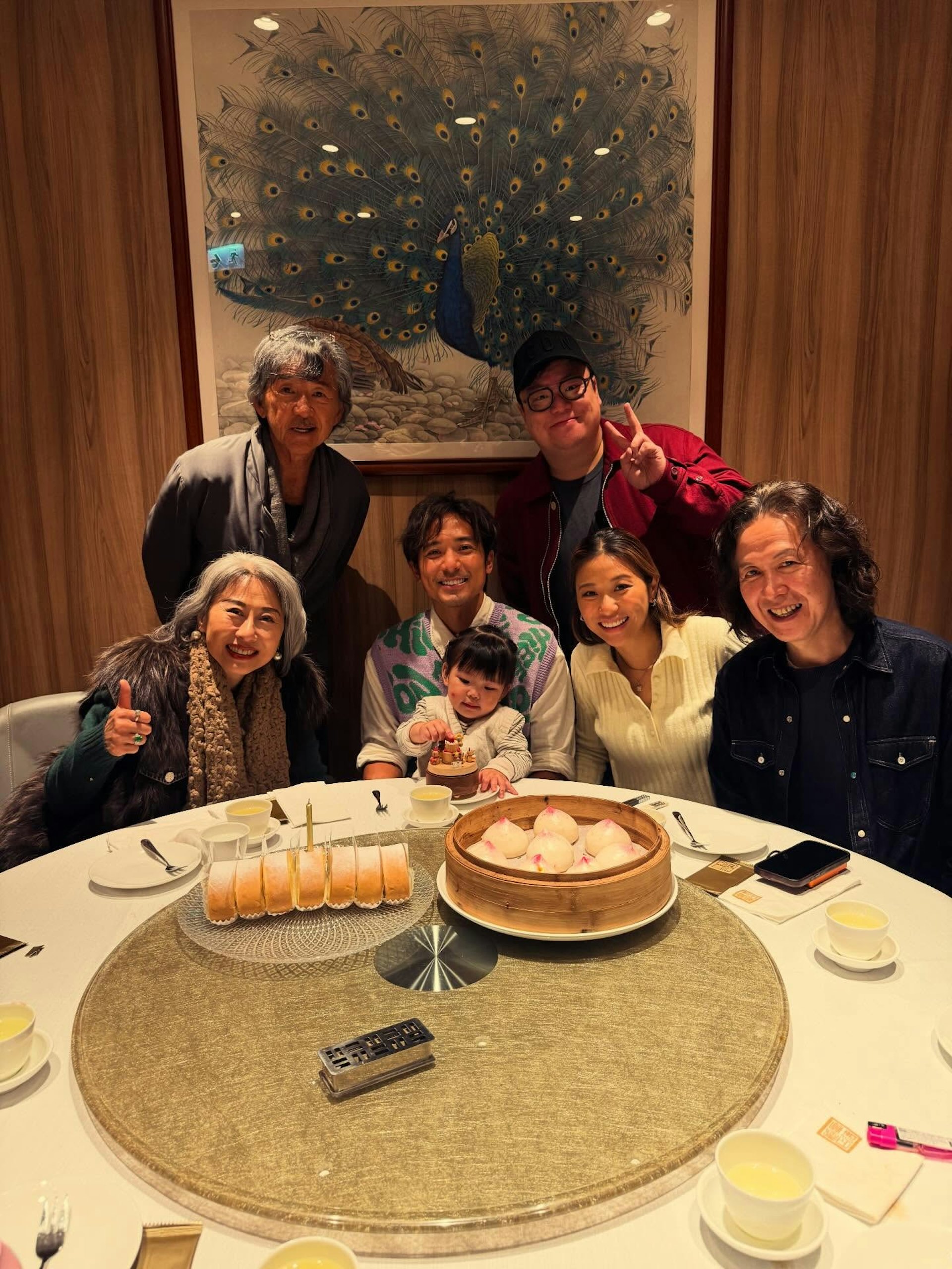 林子祥与儿子林德信一家人食饭。(IG@candacepooon)