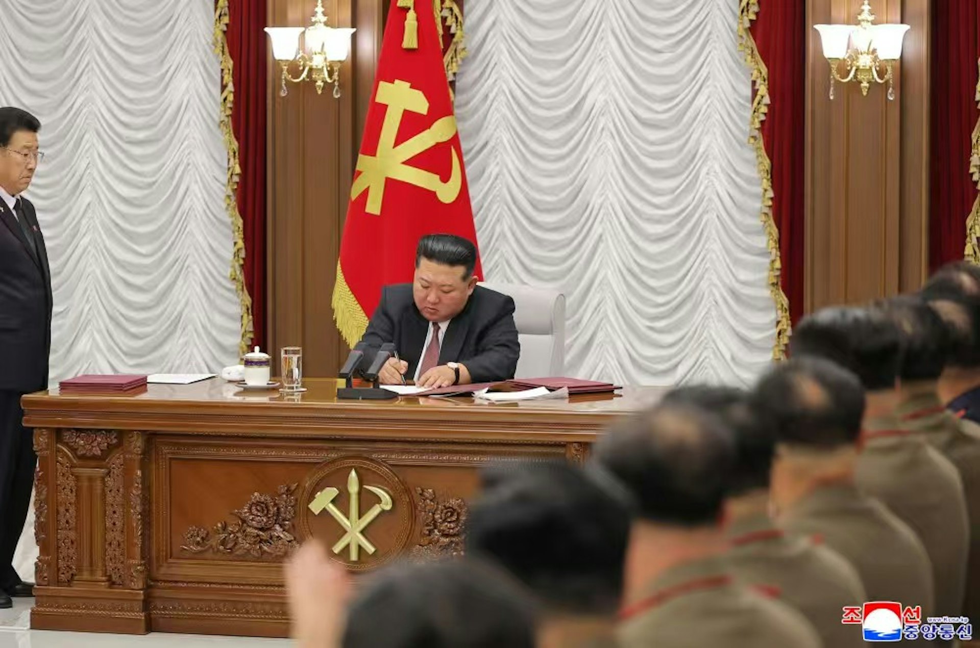 2026年7月10日,朝鮮領導人金正恩在朝鮮勞動黨中央軍事委員會第一次擴大會議上,簽署7份重大軍事措施任命書,該擴大會議決定將保質保量擴大和加強核武力。(朝中社) 2026年7月10日,朝鮮領導人金正恩在朝鮮勞動黨中央軍事委員會第一次擴大會議上,簽署7份重大軍事措施任命書,該擴大會議決定將保質保量擴大和加強核武力。(朝中社)