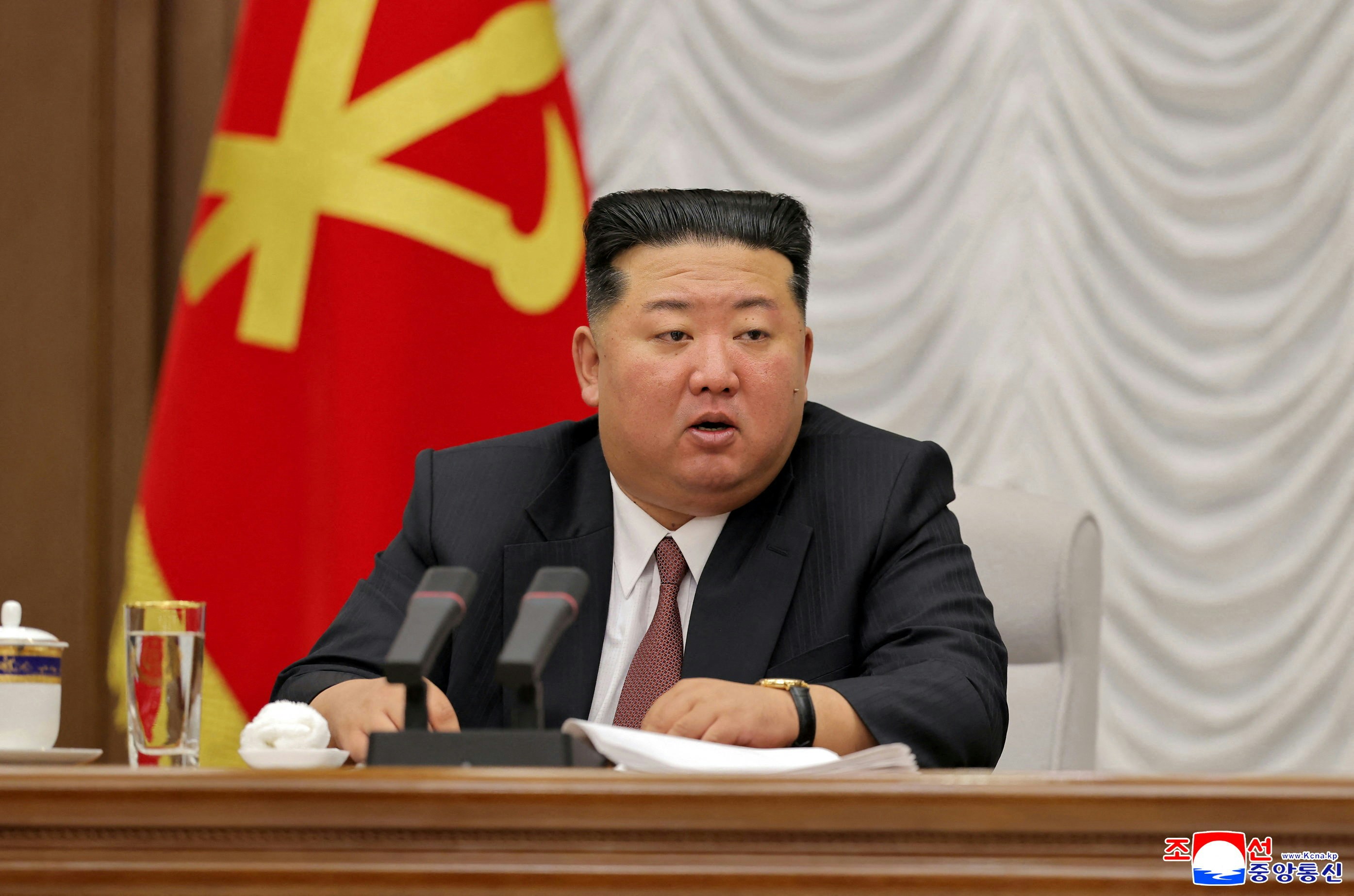 2026年7月9日,朝鲜平壤,图为金正恩在朝鲜劳动党中央军事委员会扩大会议上发表讲话。(Reuters)