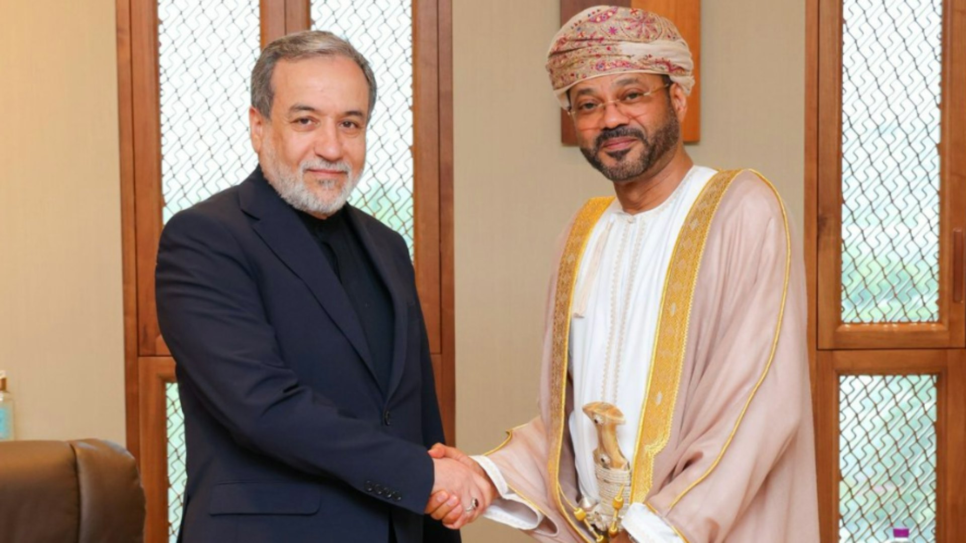 伊朗外交部長阿拉格齊(Abbas Araqchi)和阿曼外交大臣Sayyid Badr Albusaidi於7月11日在阿曼首都馬斯喀特(Muscat)會晤。(網絡圖片)