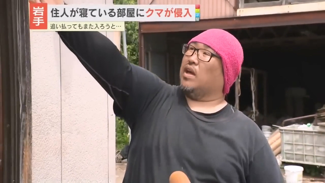 受访者在住宅外说明熊出没情况
