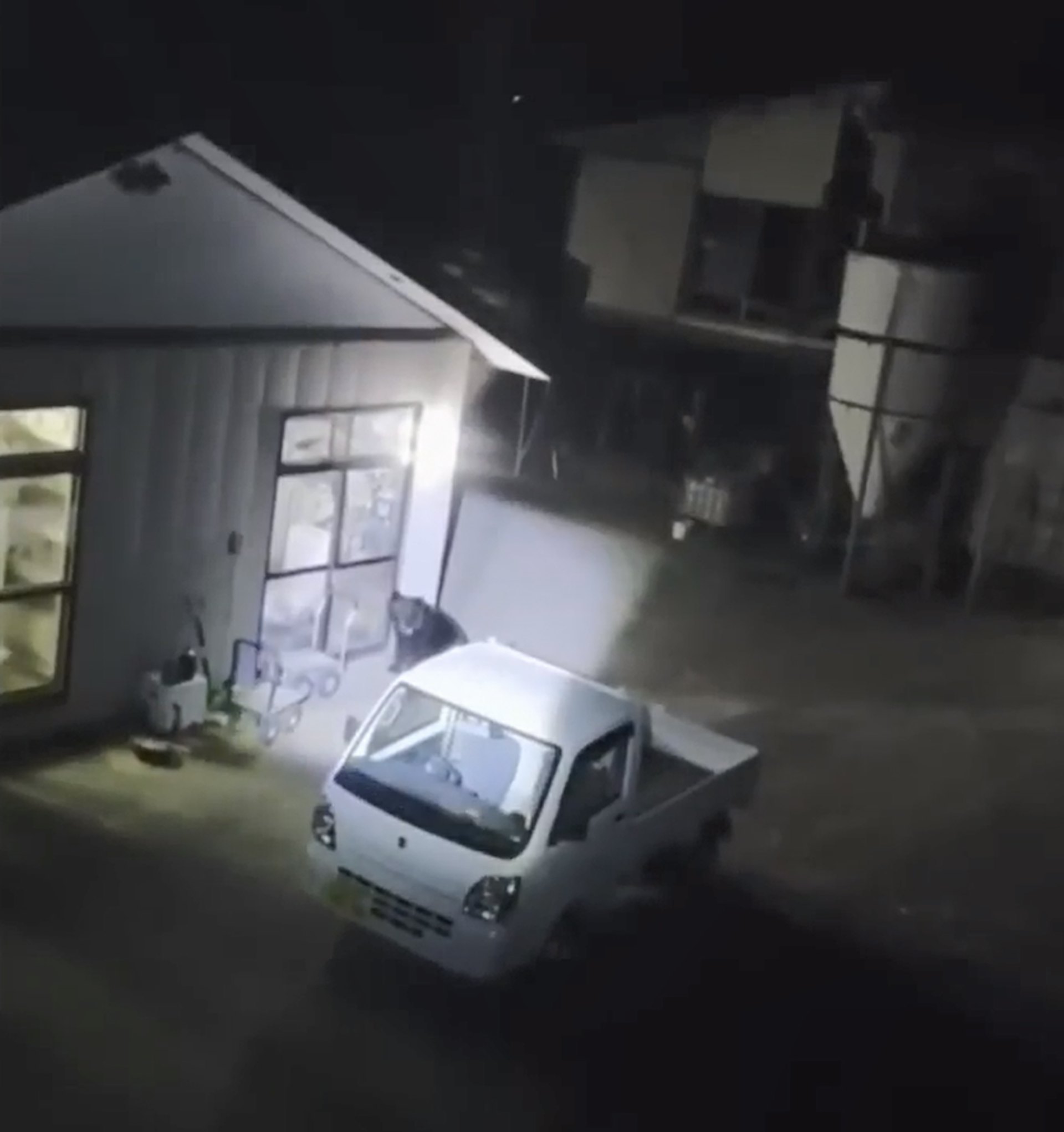 岩手县雫石町熊闯住宅事件中的夜间监控画面