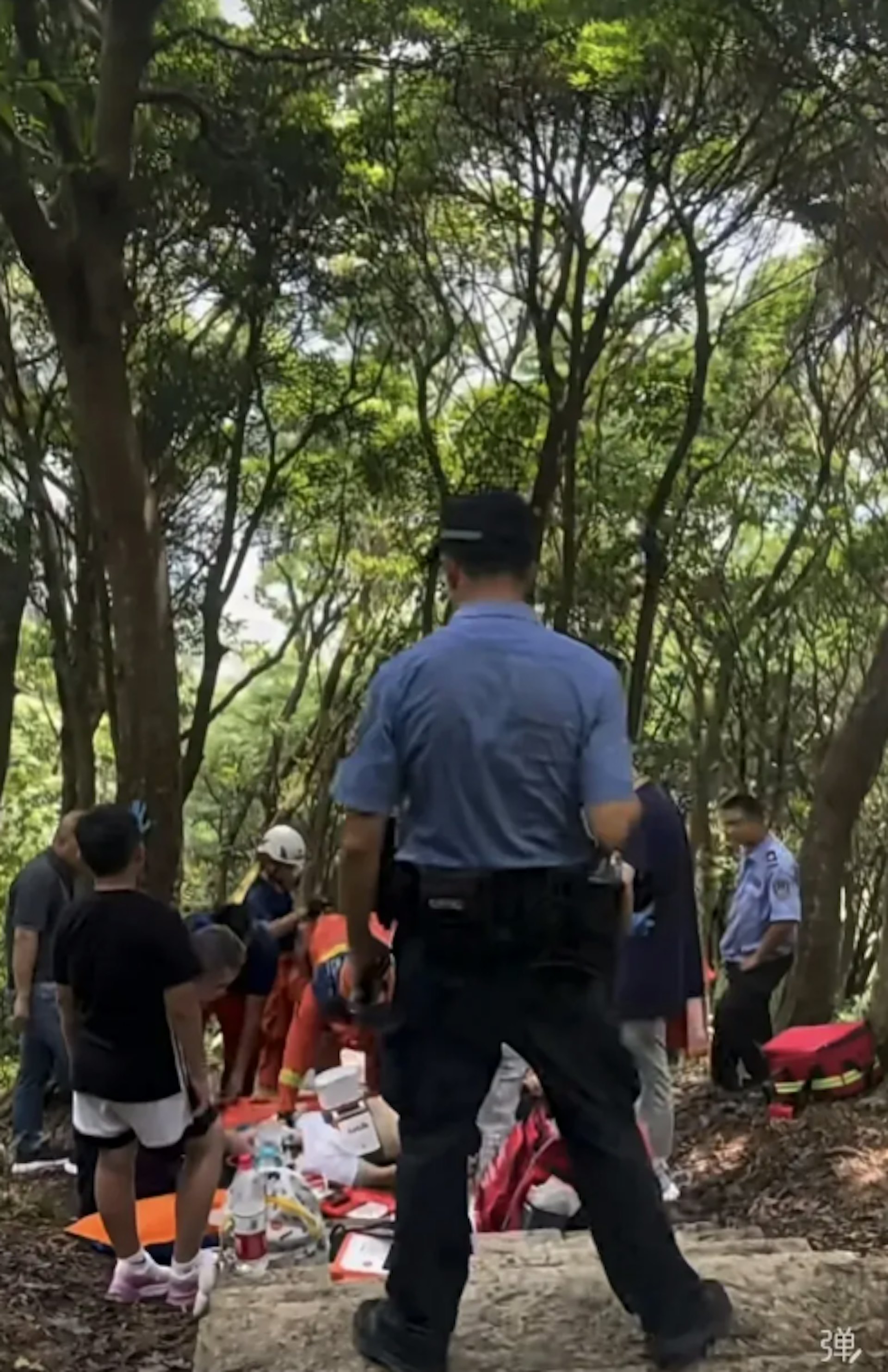 深圳一名男游客在登山过程中突发体力不支、身体不适,随即当场晕倒,疑似中暑。 (《南方都市报》)