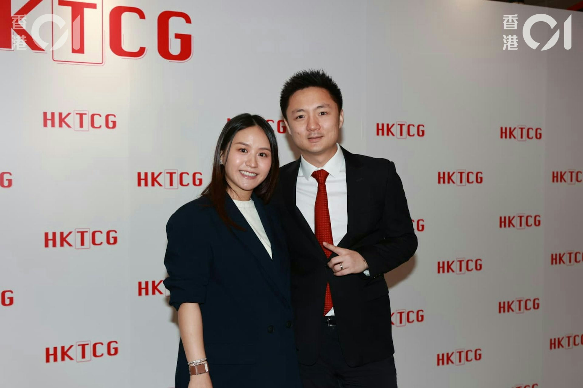 钟培生巨舖开幕太太庄雅婷挺巨肚撑场。