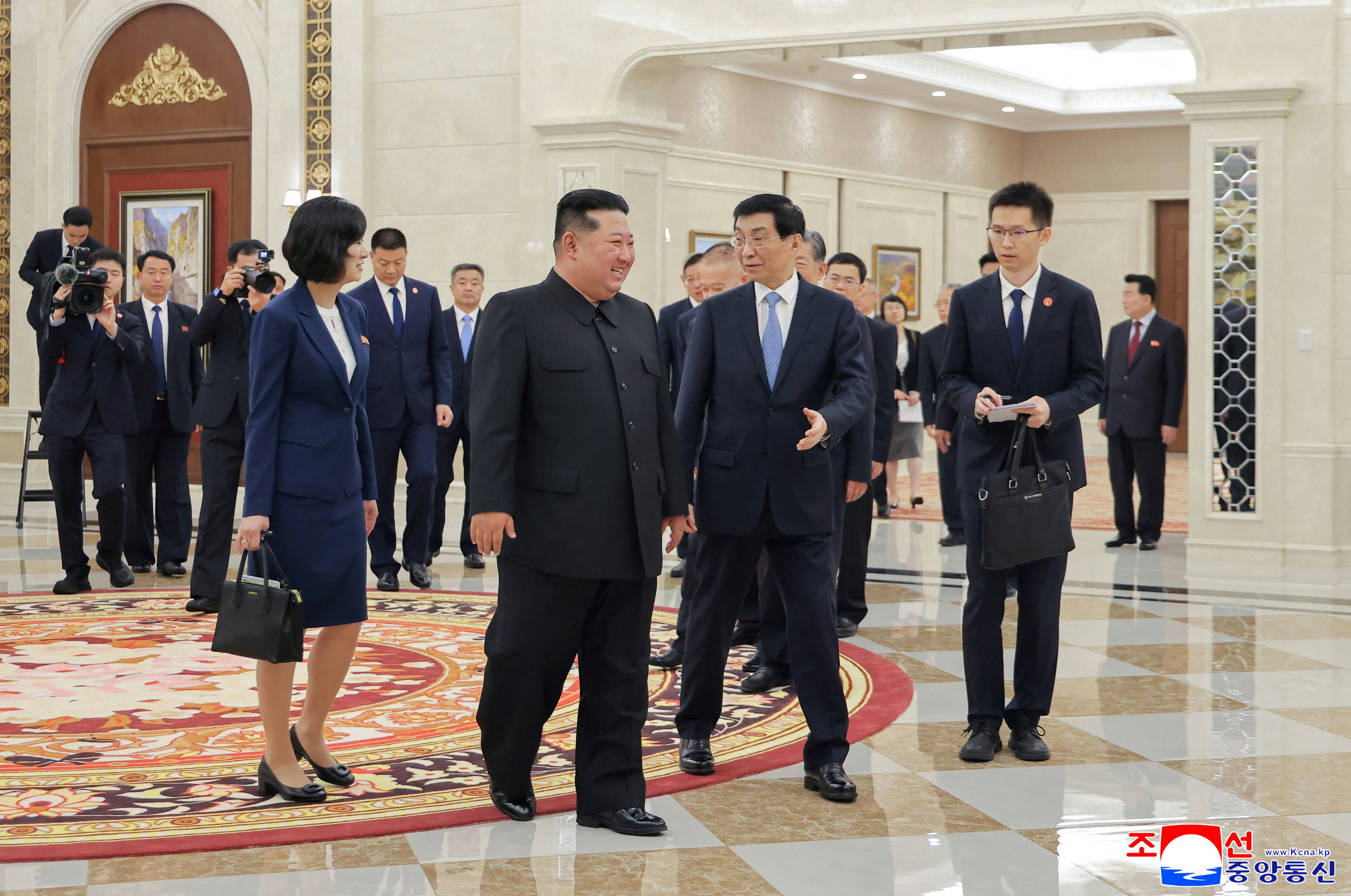 朝中社于2026年7月17日发布的照片显示,中共中央政治局常委、全国政协主席王沪宁7月16日访问平壤期间,与朝鲜领袖金正恩会面。(KCNA via REUTERS)