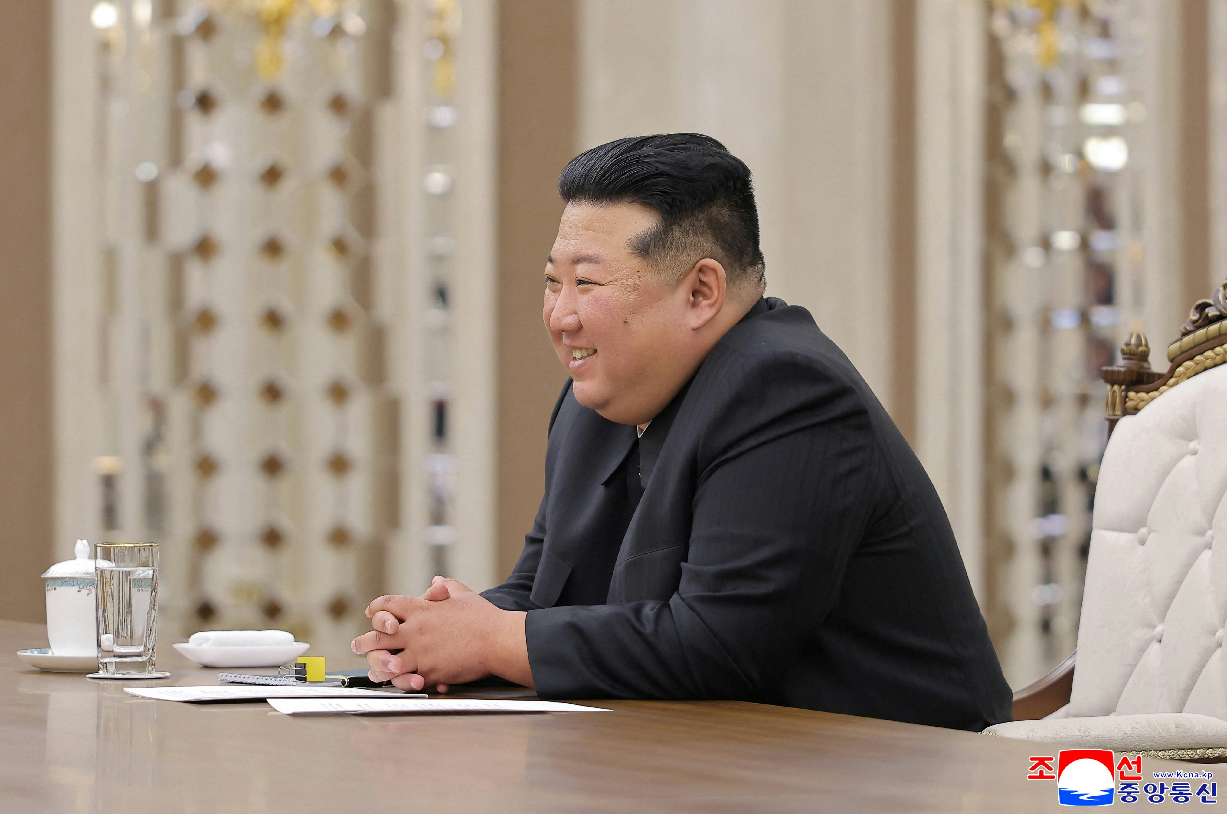 朝中社于2026年7月17日发布的照片显示,中共中央政治局常委、全国政协主席王沪宁7月16日访问平壤期间,与朝鲜领袖金正恩会面。(KCNA via REUTERS)