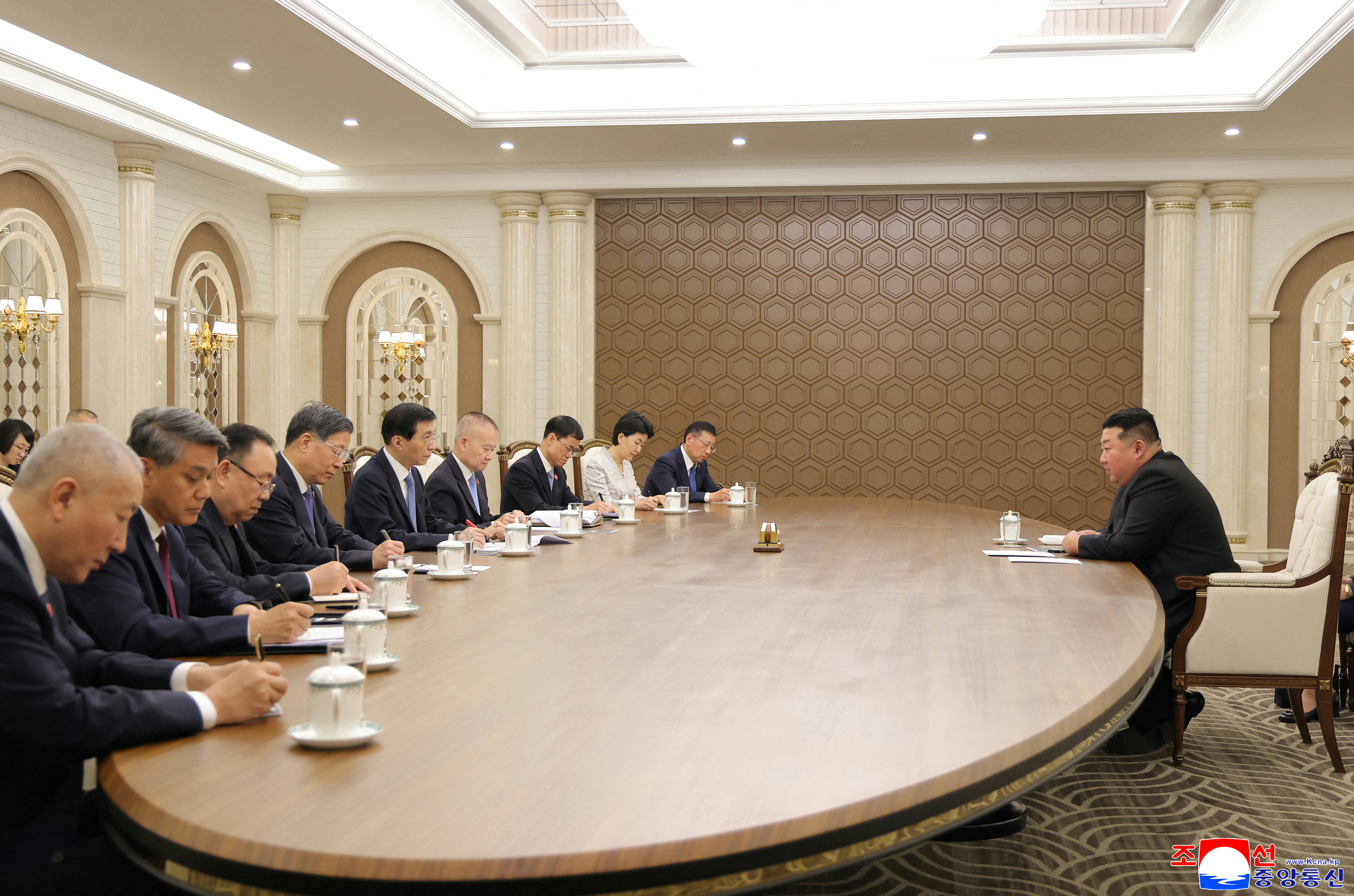 朝中社于2026年7月17日发布的照片显示,中共中央政治局常委、全国政协主席王沪宁7月16日访问平壤期间,与朝鲜领袖金正恩会面。(KCNA via REUTERS)