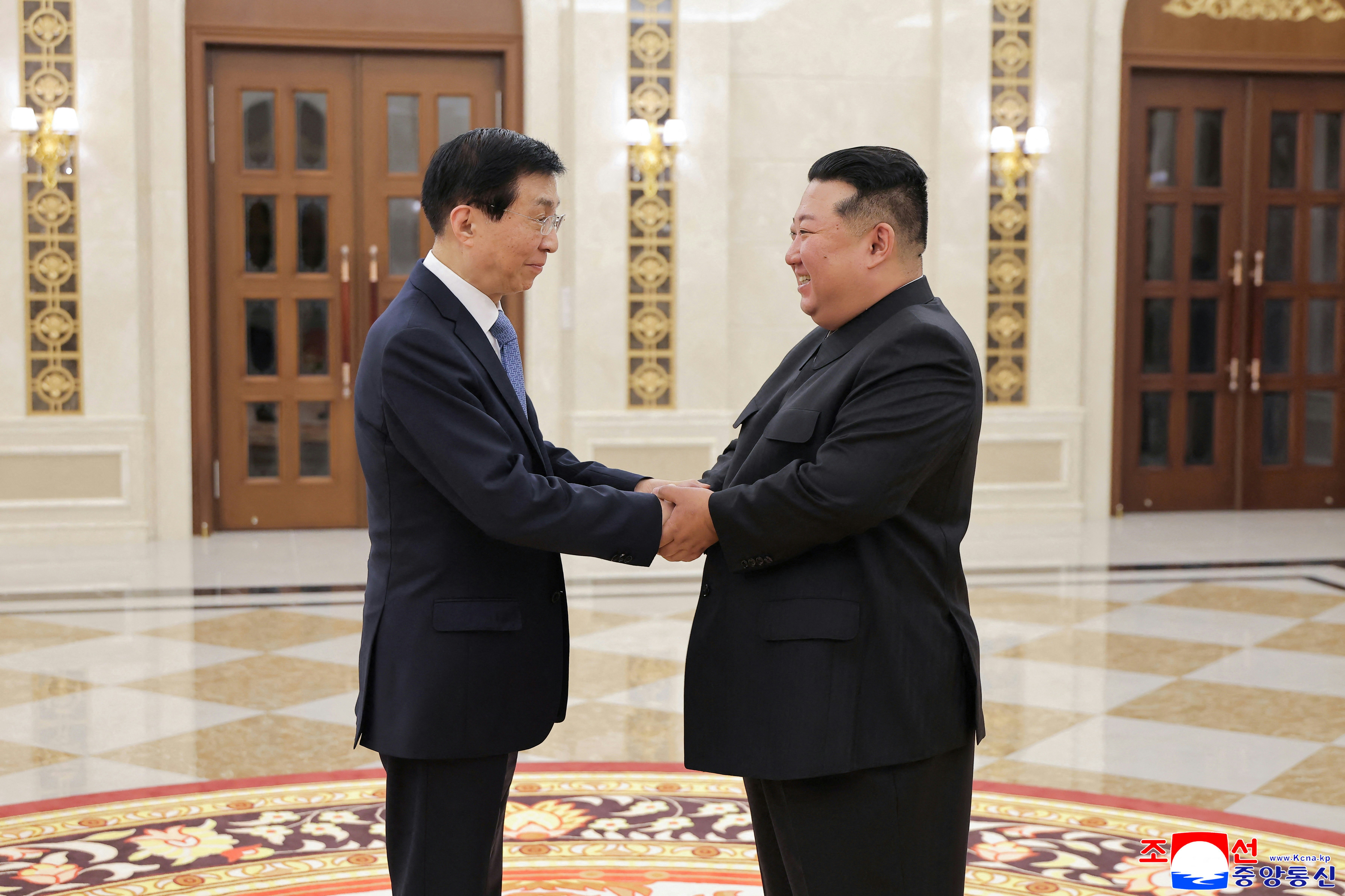 朝中社于2026年7月17日发布的照片显示,中共中央政治局常委、全国政协主席王沪宁7月16日访问平壤期间,与朝鲜领袖金正恩会面。(KCNA via REUTERS)